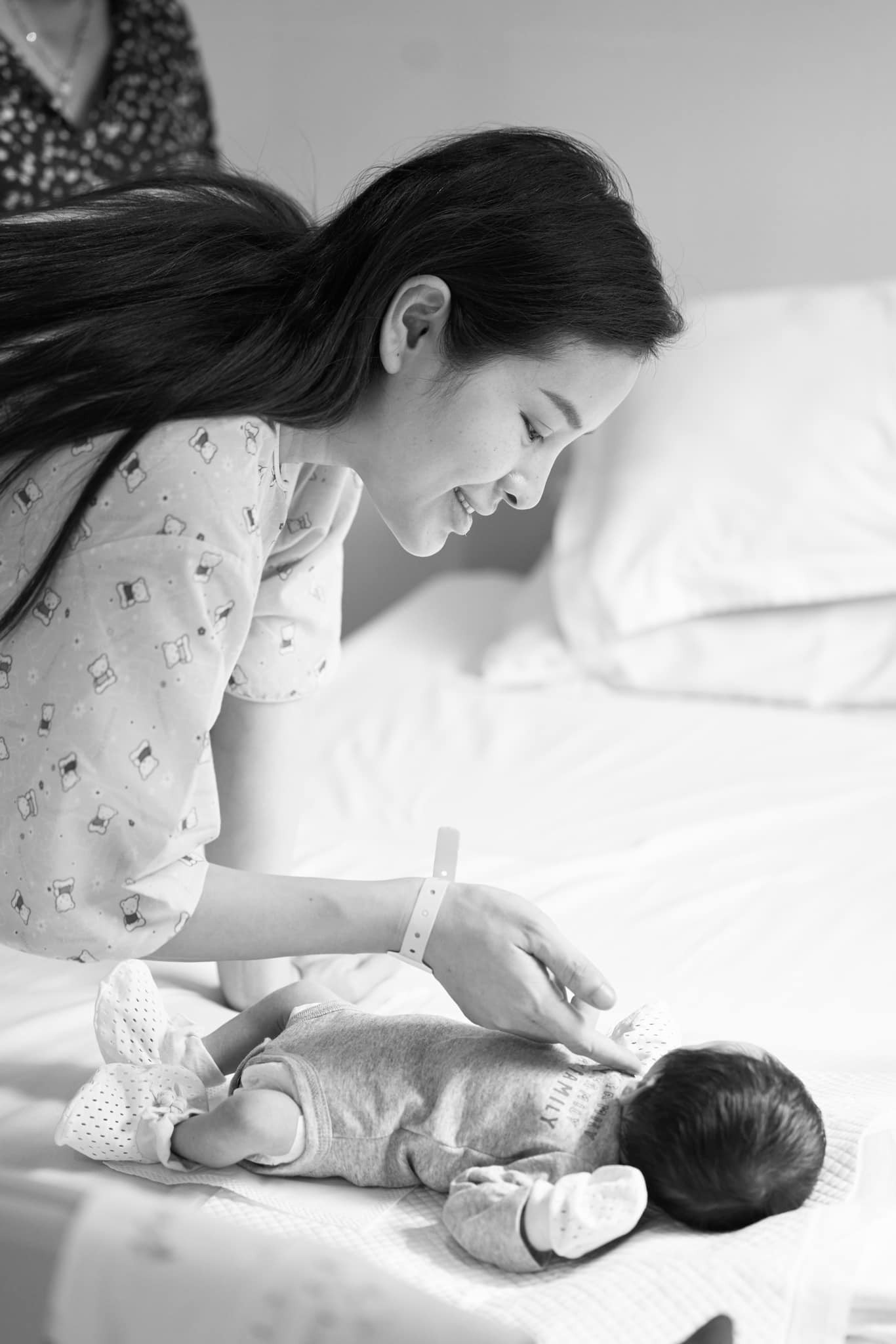 Netizen dành lời khen vì hành động đáng yêu của con gái Phương Trinh Jolie cho em trai mới sinh - Ảnh 2