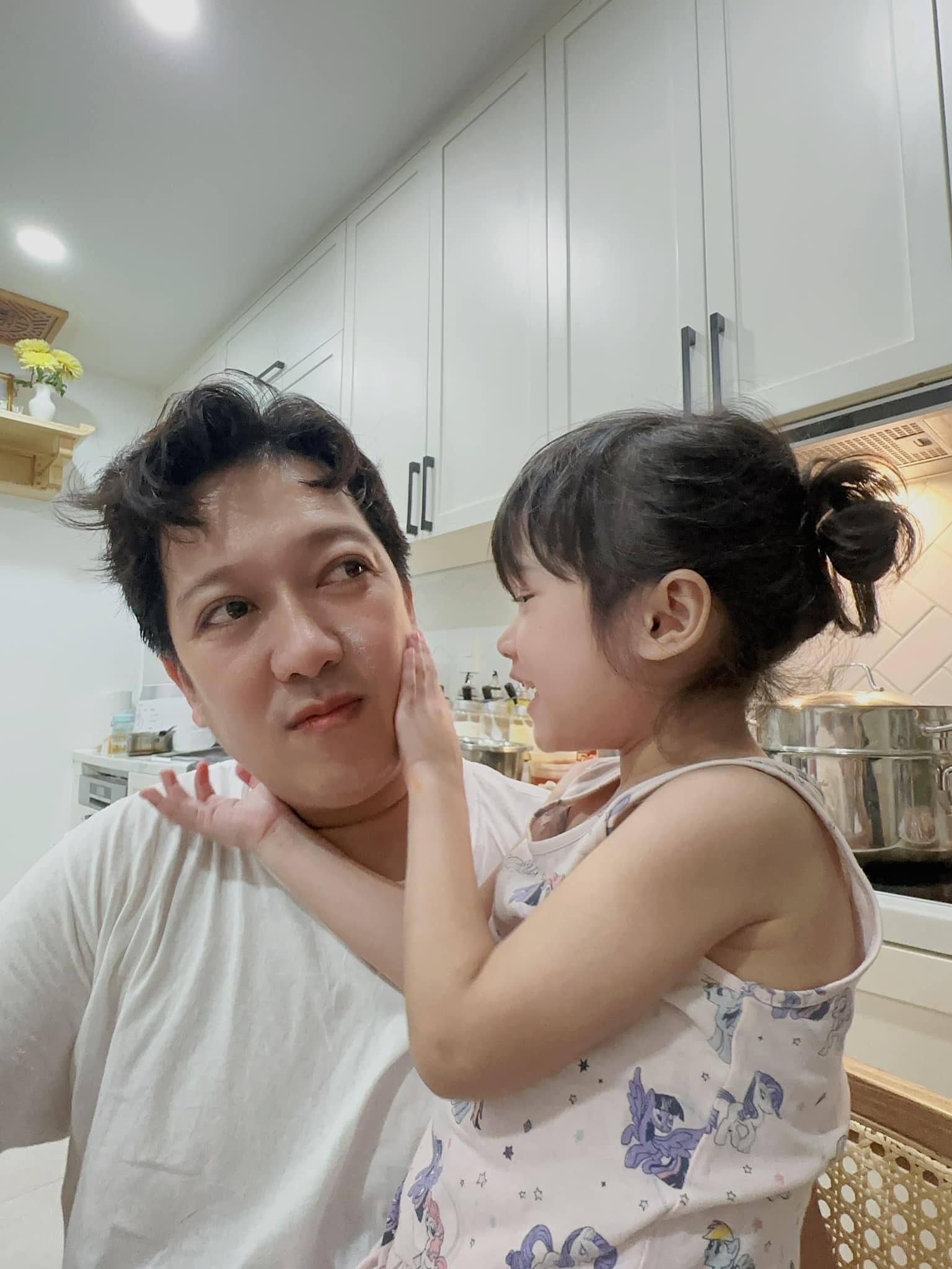 Trường Giang luôn khiến cộng đồng mạng ngưỡng mộ khi chăm con, chăm vợ cực khéo.