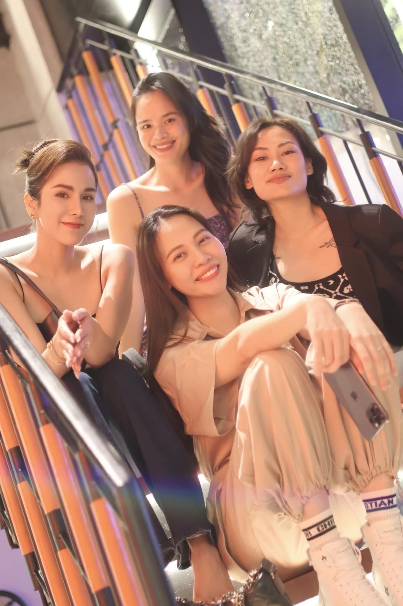 Đàm Thu Trang lấy lại dáng nhanh chóng mặt sau sinh, gặp gỡ hội bạn thân chiếm spotlight - Ảnh 1