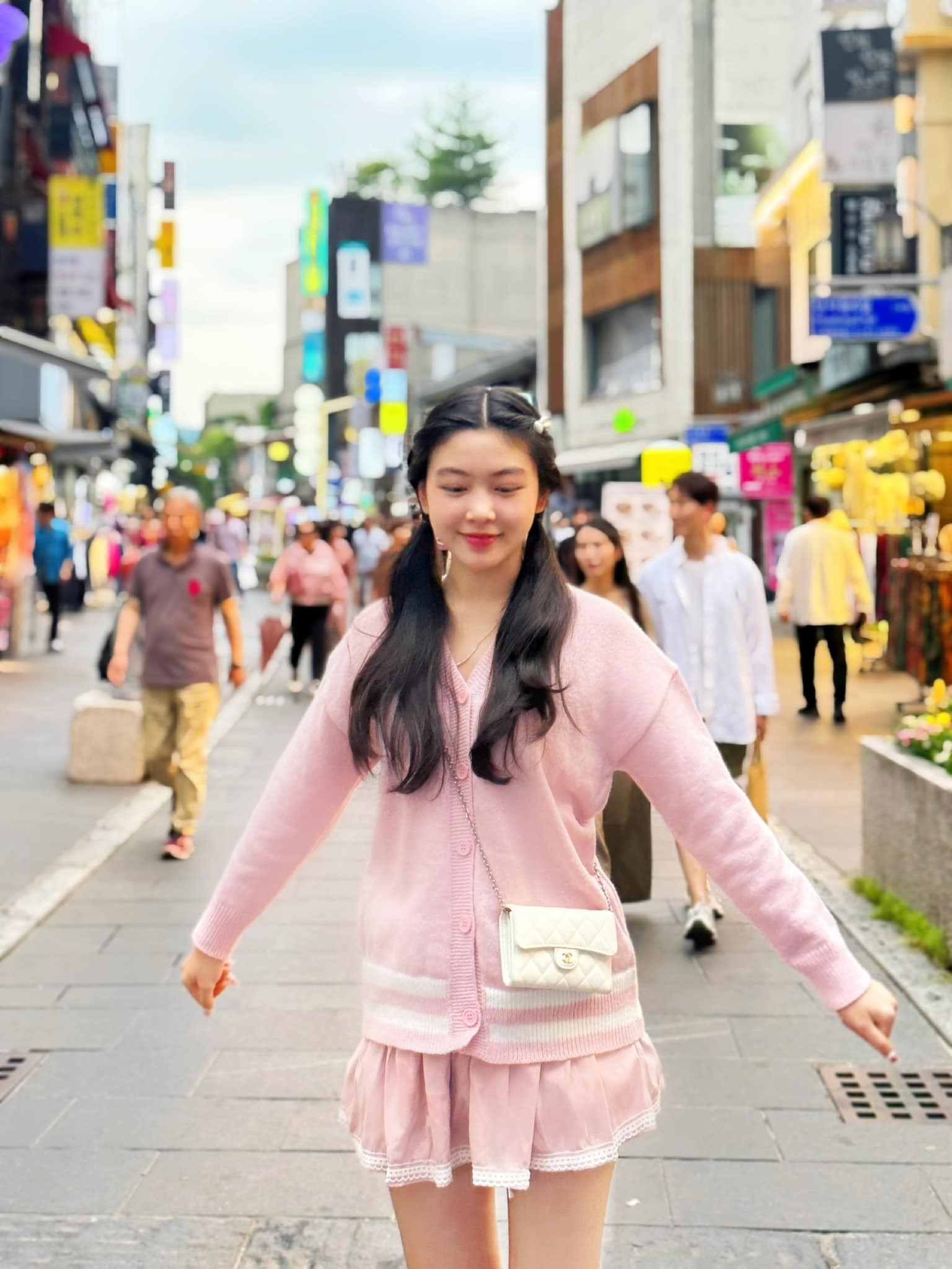 Lọ Lem sở hữu nhan sắc ngọt ngào giữa đường phố.