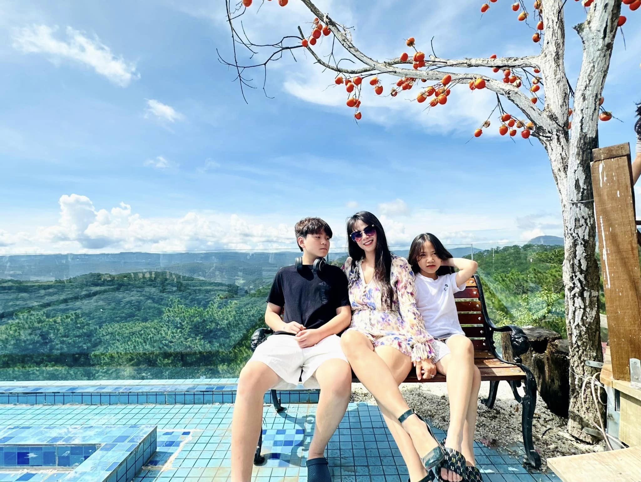 Doanh nhân Đào Lan Hương đi du lịch cùng hai con tại Lâm Đồng. Ảnh: FBNV.