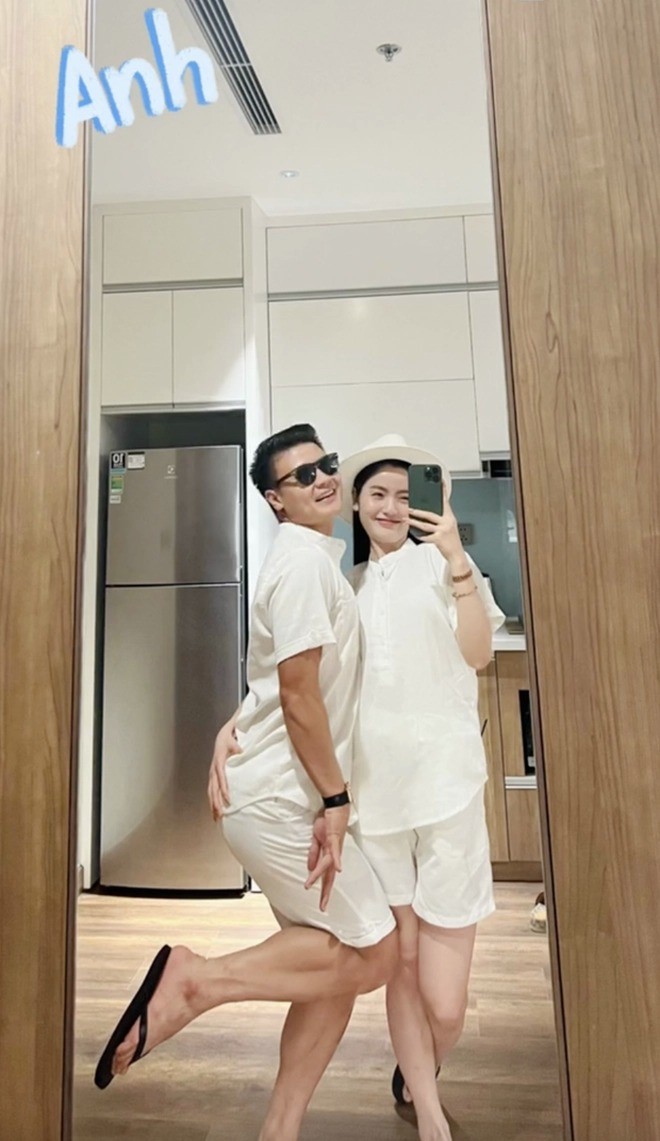 Tuy chưa công khai chính thức, Quang Hải và C.T.H thường xuyên đăng ảnh check-in cùng nhau. Tuy chưa công khai chính thức, Quang Hải và C.T.H thường xuyên đăng ảnh check-in cùng nhau.