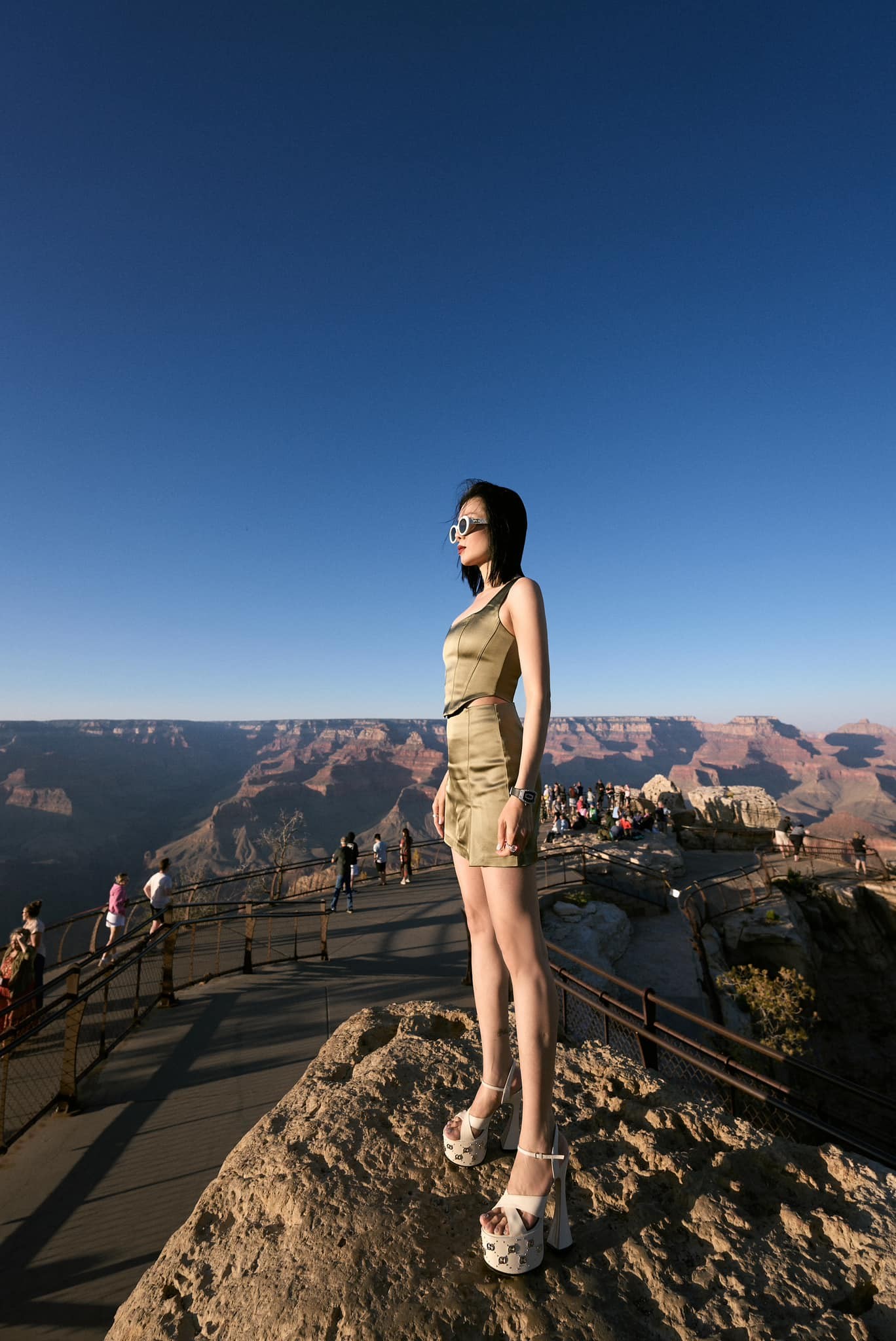 Bị soi về thời trang khi leo núi, Lệ Quyên đáp trả cực thâm thúy - Ảnh 1