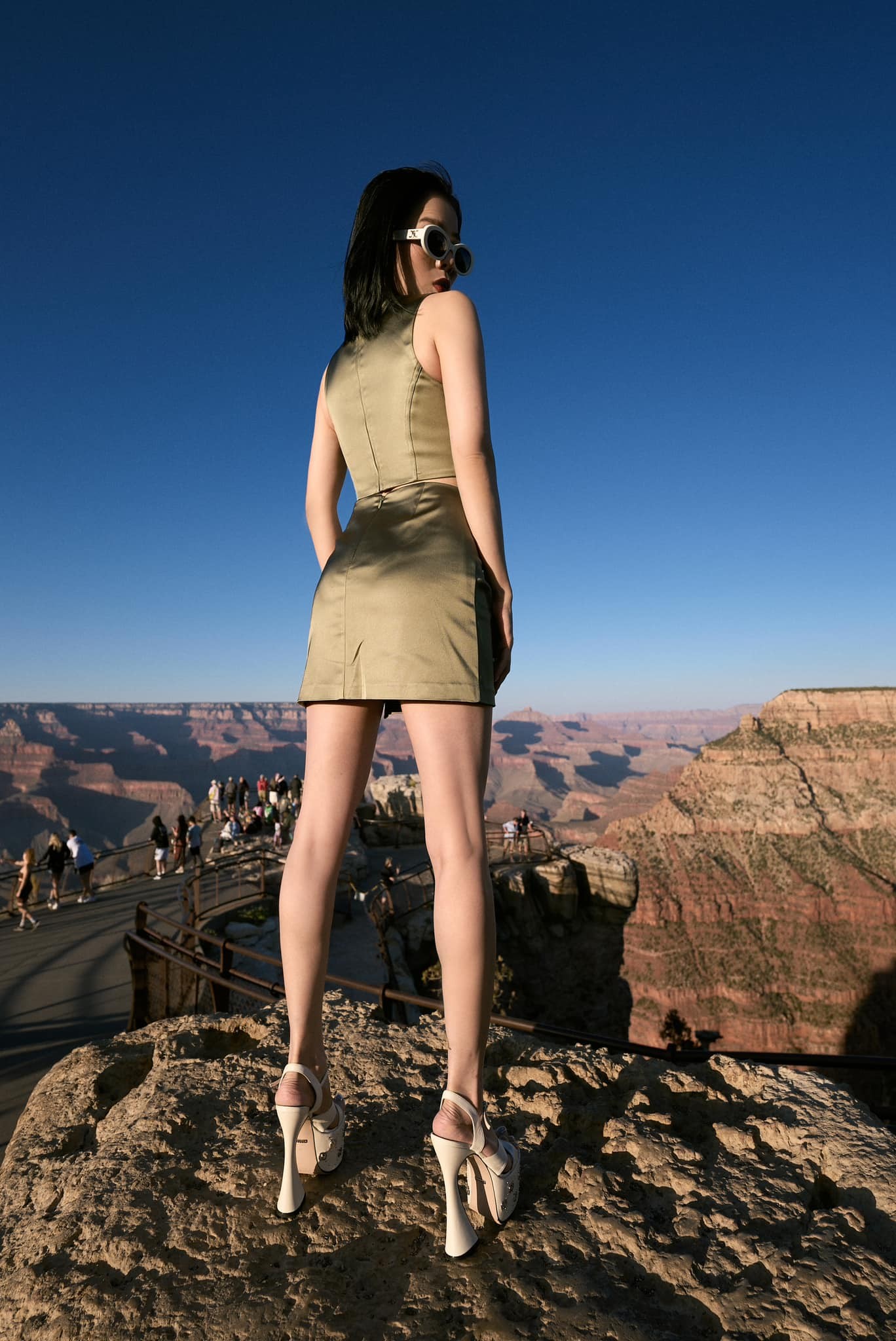 Bị soi về thời trang khi leo núi, Lệ Quyên đáp trả cực thâm thúy - Ảnh 2