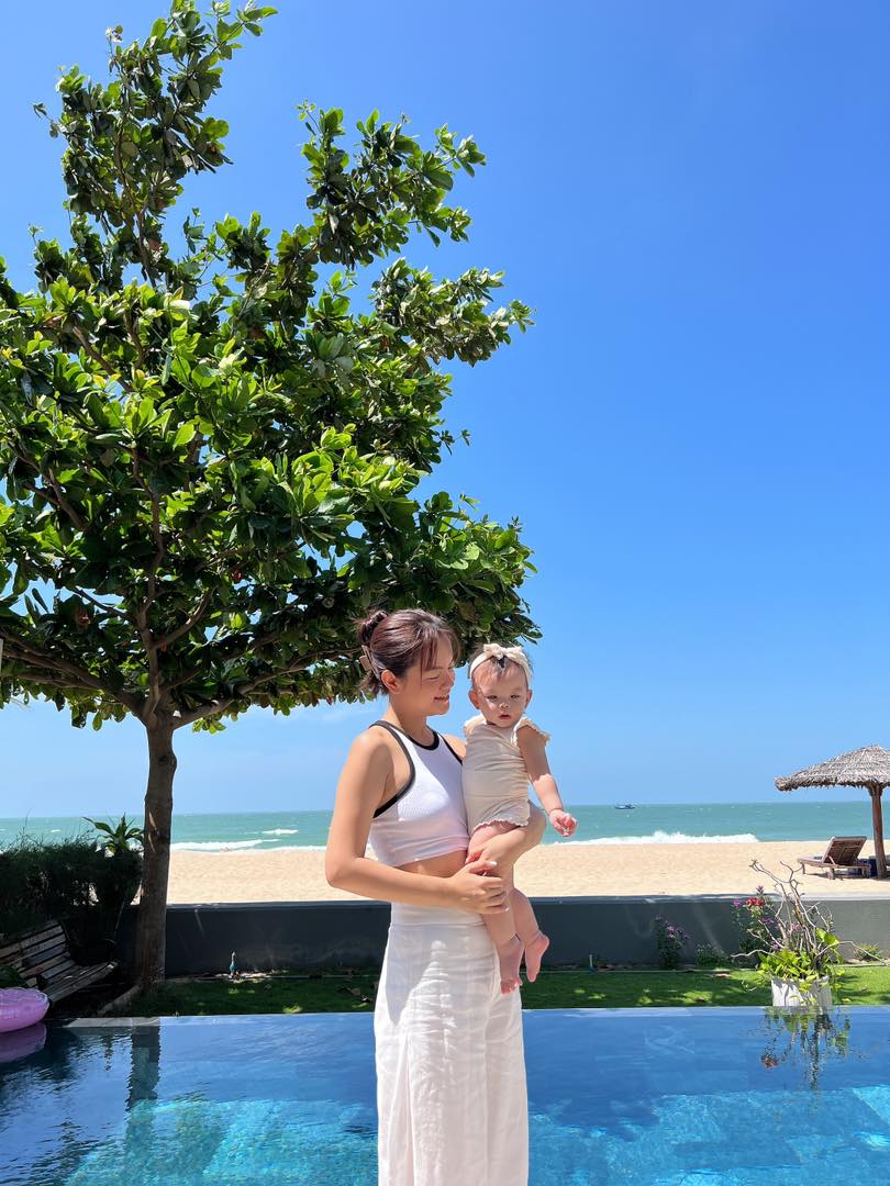Phạm Quỳnh Anh cùng bạn trai vi vu nước ngoài, ra mắt hội bạn thân - Ảnh 3 Phạm Quỳnh Anh cùng bạn trai vi vu nước ngoài, ra mắt hội bạn thân - Ảnh 3