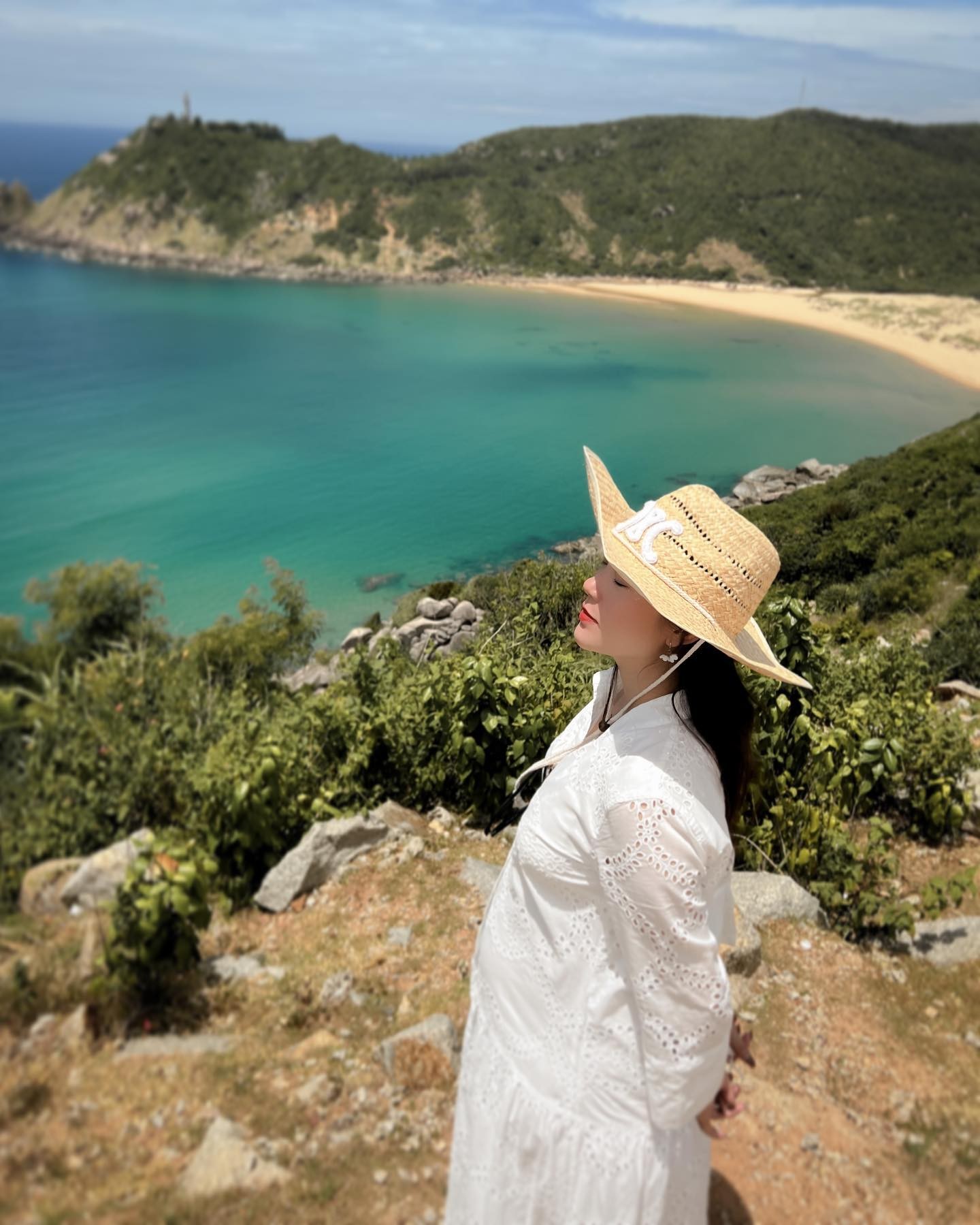 Trong thời kì mang thai Minh Hằng thường xuyên đi du lịch cùng chồng, bạn bè và người thân để giữ trạng thái luôn vui vẻ. Ảnh: FBNV.