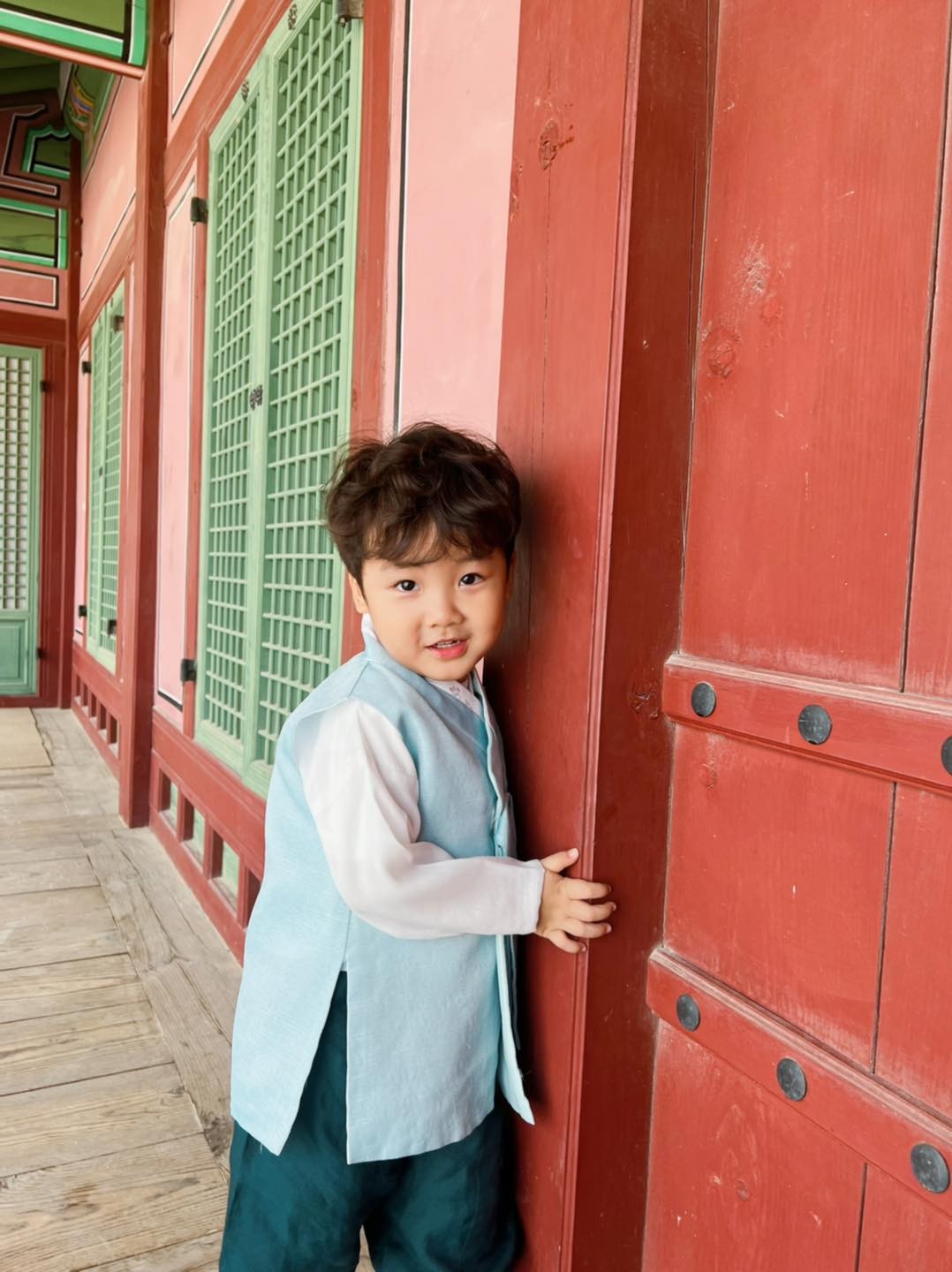 Con trai Hòa Minzy ngày càng chuẩn 'soái ca', chiều cao vượt trội so với bạn bè - Ảnh 6 Con trai Hòa Minzy ngày càng chuẩn 'soái ca', chiều cao vượt trội so với bạn bè - Ảnh 6