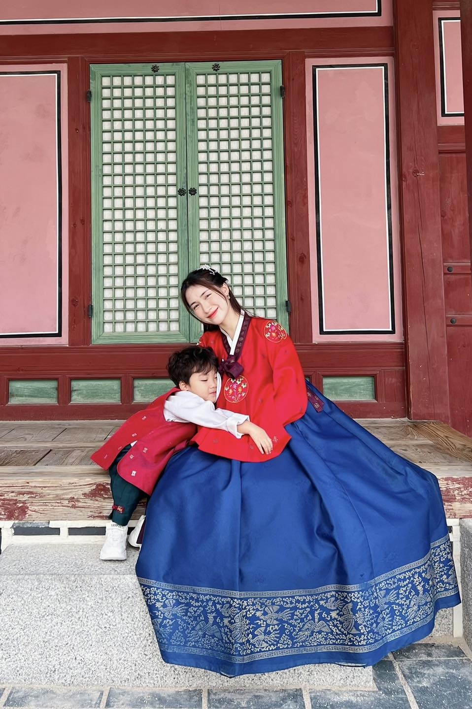 Hòa Minzy thường xuyên cùng cậu con trai du lịch khắp nơi. ẢNh: FBNV.