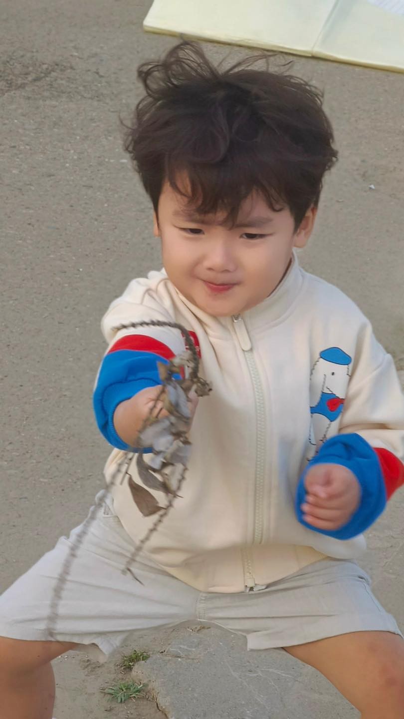 Con trai Hòa Minzy ngày càng chuẩn 'soái ca', chiều cao vượt trội so với bạn bè - Ảnh 1 Con trai Hòa Minzy ngày càng chuẩn 'soái ca', chiều cao vượt trội so với bạn bè - Ảnh 1