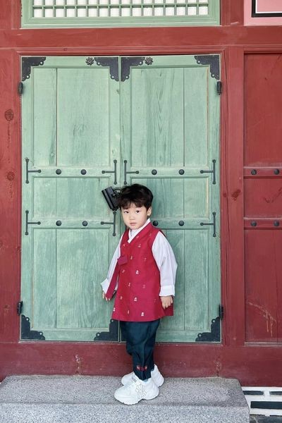 Con trai Hòa Minzy ngày càng chuẩn 'soái ca', chiều cao vượt trội so với bạn bè - Ảnh 5 Con trai Hòa Minzy ngày càng chuẩn 'soái ca', chiều cao vượt trội so với bạn bè - Ảnh 5