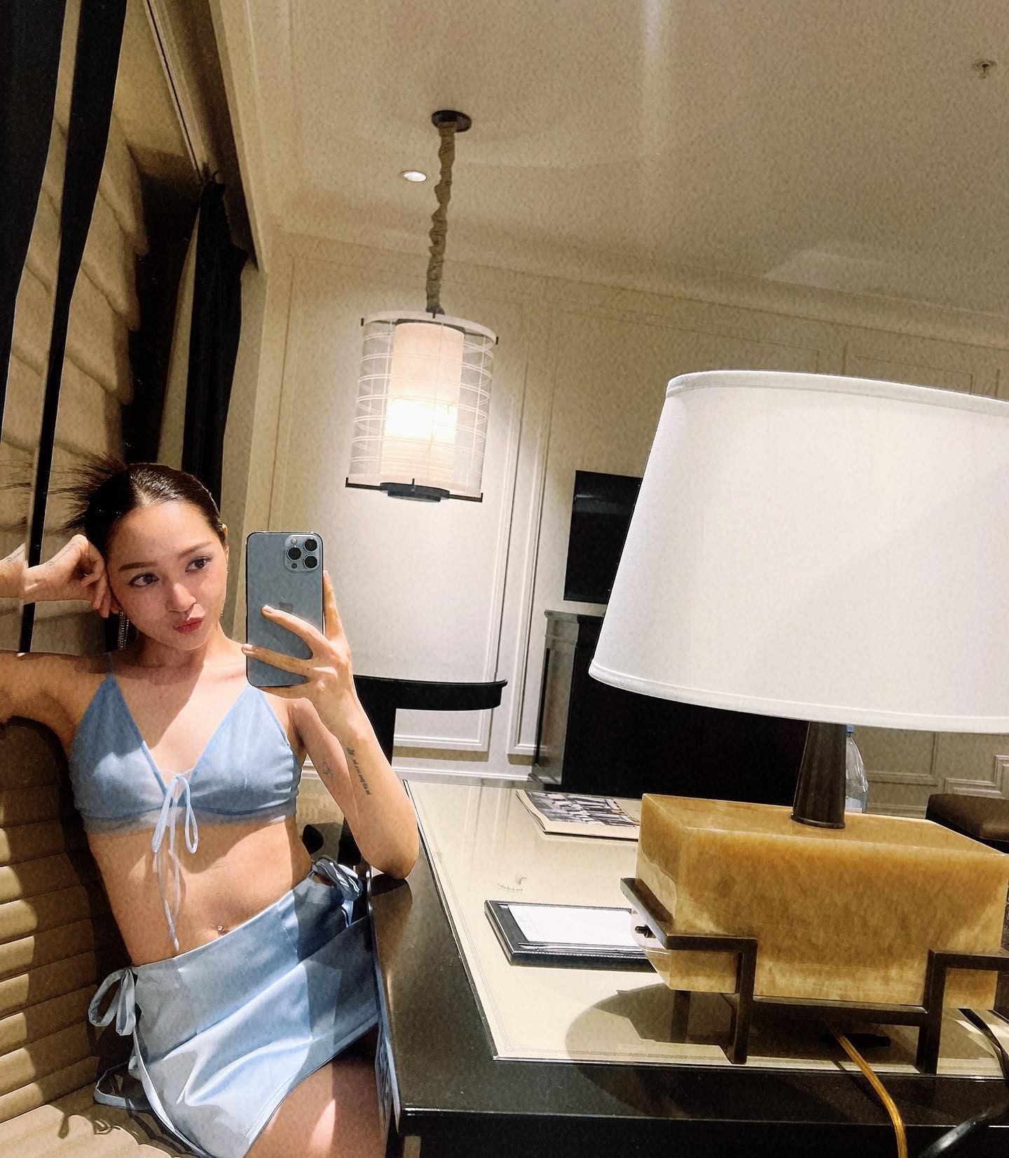 Bảo Anh khoe vòng eo con kiến khiến nhiều người ngưỡng mộ. Ảnh: FBNV. 