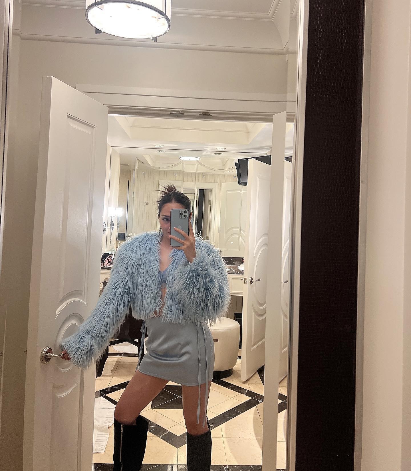 Bảo Anh khoe vóc dáng 'thắt đáy lưng ong' khi lưu diễn ở nước ngoài, mong muốn một điều vô cùng ấm áp - Ảnh 1