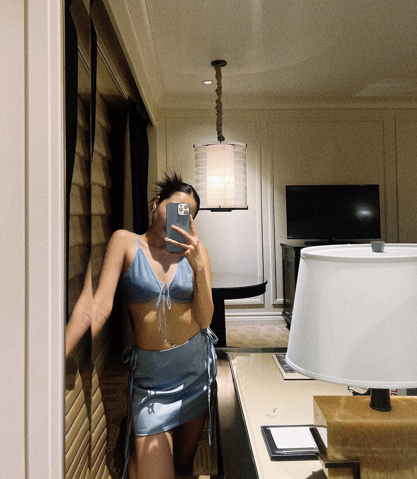 Bảo Anh khoe vóc dáng 'thắt đáy lưng ong' khi lưu diễn ở nước ngoài, mong muốn một điều vô cùng ấm áp - Ảnh 3