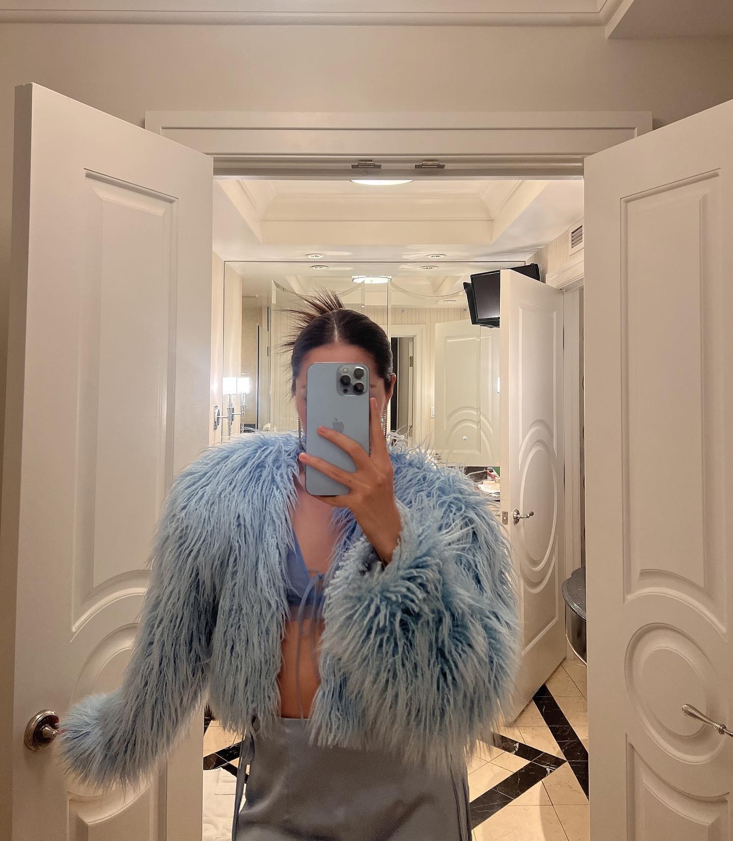 Bảo Anh khoe vóc dáng 'thắt đáy lưng ong' khi lưu diễn ở nước ngoài, mong muốn một điều vô cùng ấm áp - Ảnh 2