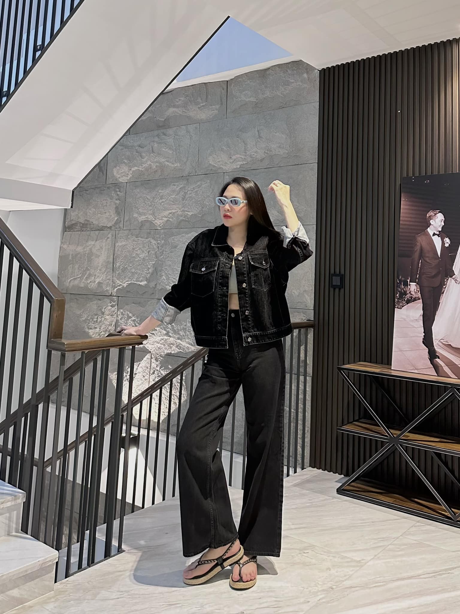 Đàm Thu Trang khoe dáng sau sinh, được chồng rủ đi du lịch nhưng lạ lắm - Ảnh 2