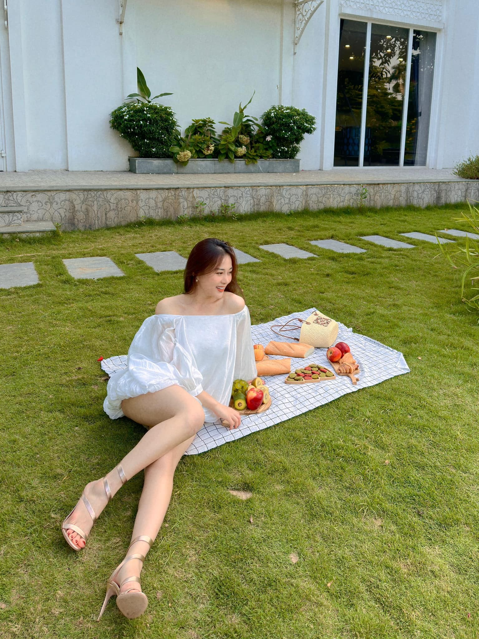 Phương Oanh từ kết hôn với shark Bình không còn diện đồ hở bạo như trước nhưng vẫn 'nóng bỏng mắt' - Ảnh 5