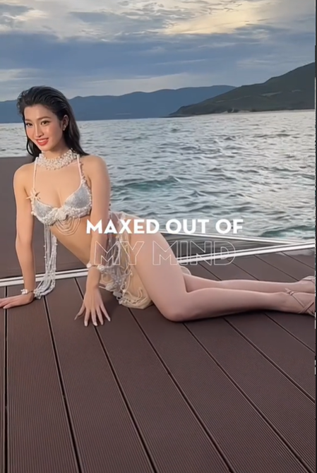 Sau đó Á hậu Phương Nhi tự tin tạo dáng.