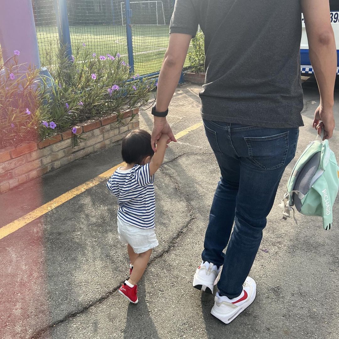 Hiếm hoi Hà Tăng chia sẻ về 2 con trai, cậu cả càng ngày càng ra dáng - Ảnh 3