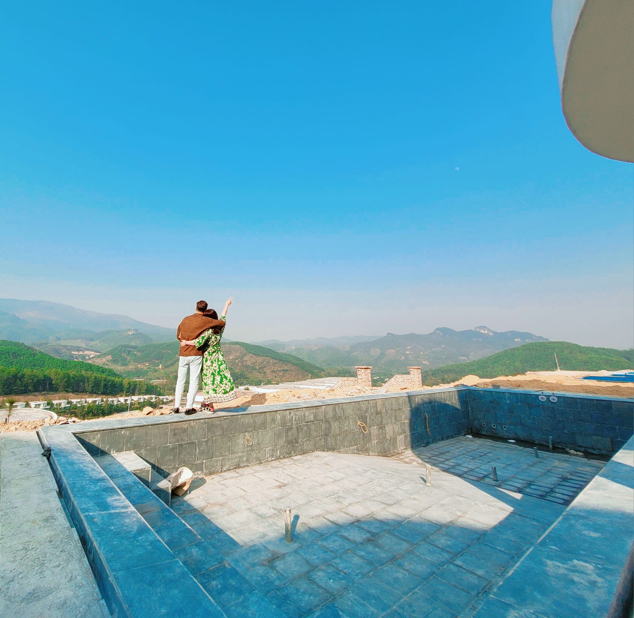 Trước đó, đầu năm hai vợ chồng đã check-in tại căn biệt thự khi đang thi công. Ảnh: FBNV. Trước đó, đầu năm hai vợ chồng đã check-in tại căn biệt thự khi đang thi công. Ảnh: FBNV.