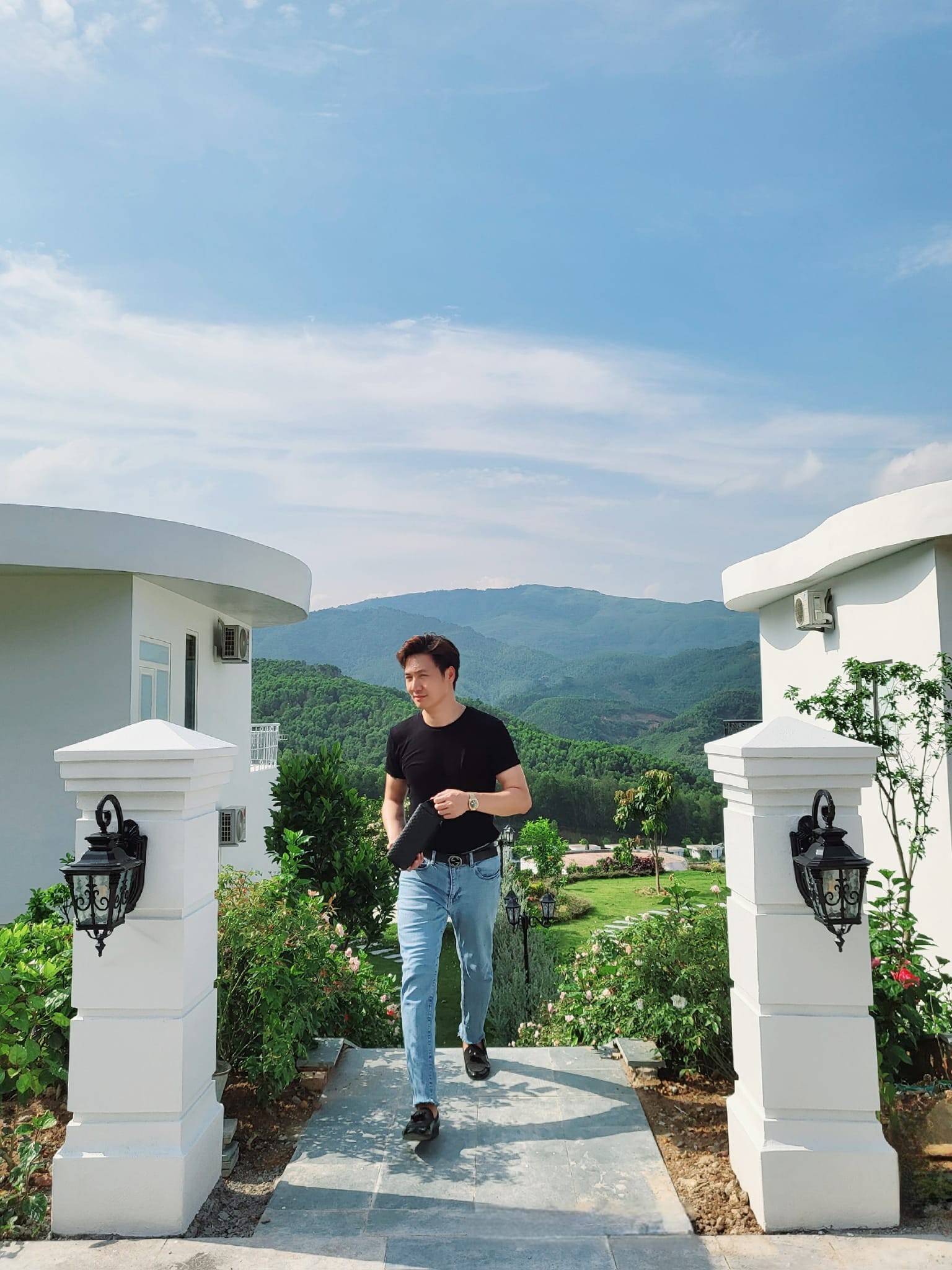 Vợ Mạnh Trường khoe biệt thự view núi đẹp như mơ, nhìn nội thất phòng khách ai cũng choáng ngợp - Ảnh 7 Vợ Mạnh Trường khoe biệt thự view núi đẹp như mơ, nhìn nội thất phòng khách ai cũng choáng ngợp - Ảnh 7