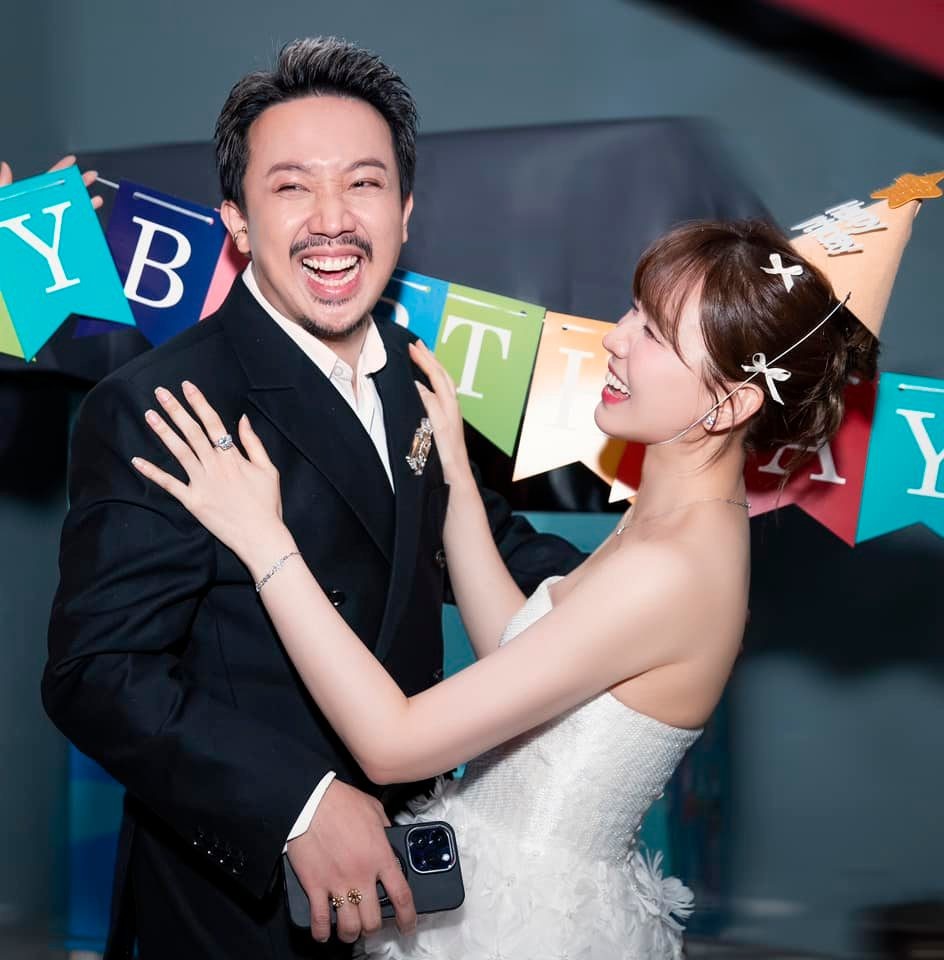 Trấn Thành thay đổi 2 điều, khoe ảnh bên Hari Won khiến CĐM 'dậy sóng' - Ảnh 2