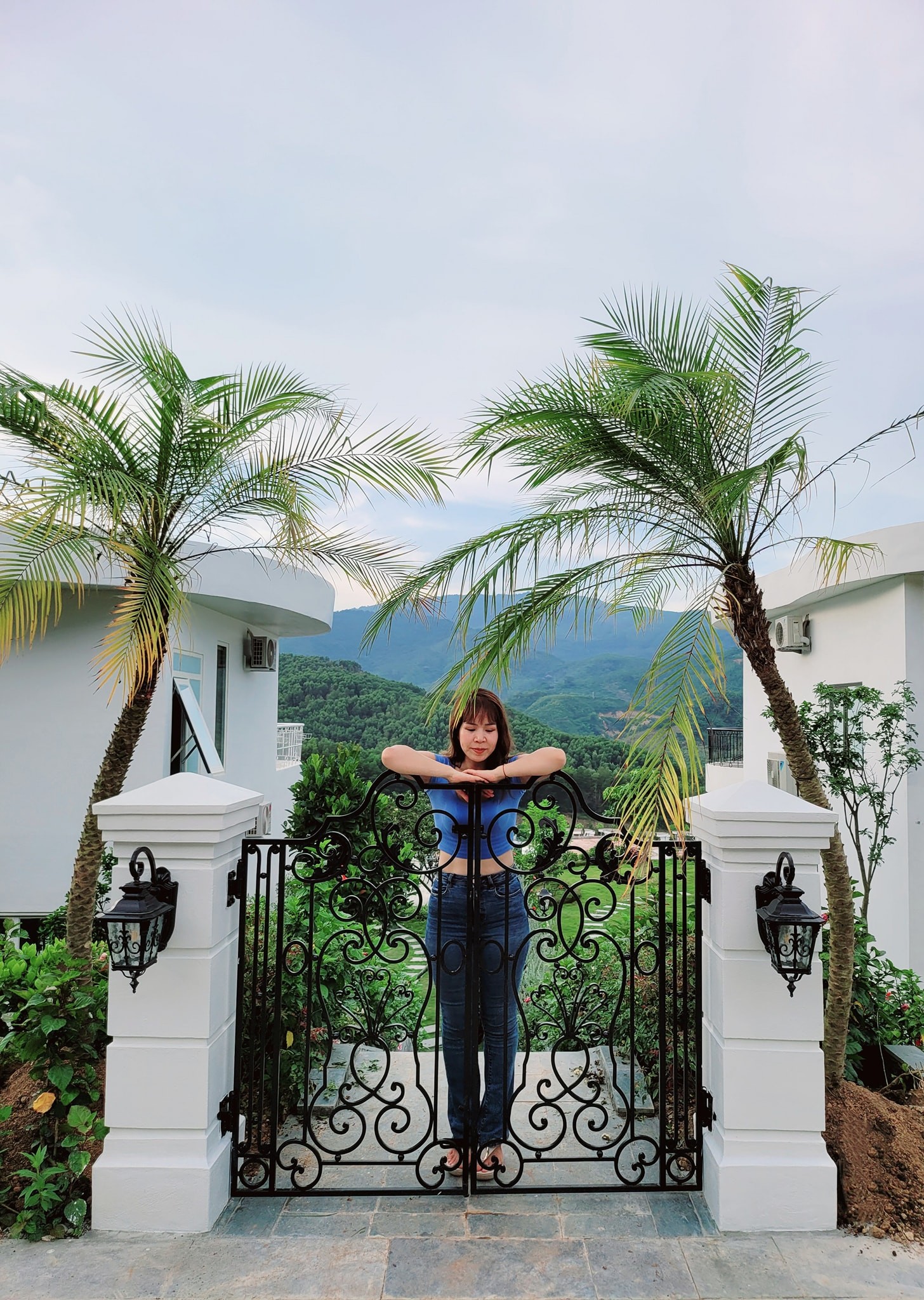 Vợ Mạnh Trường khoe biệt thự view núi đẹp như mơ, nhìn nội thất phòng khách ai cũng choáng ngợp - Ảnh 6 Vợ Mạnh Trường khoe biệt thự view núi đẹp như mơ, nhìn nội thất phòng khách ai cũng choáng ngợp - Ảnh 6