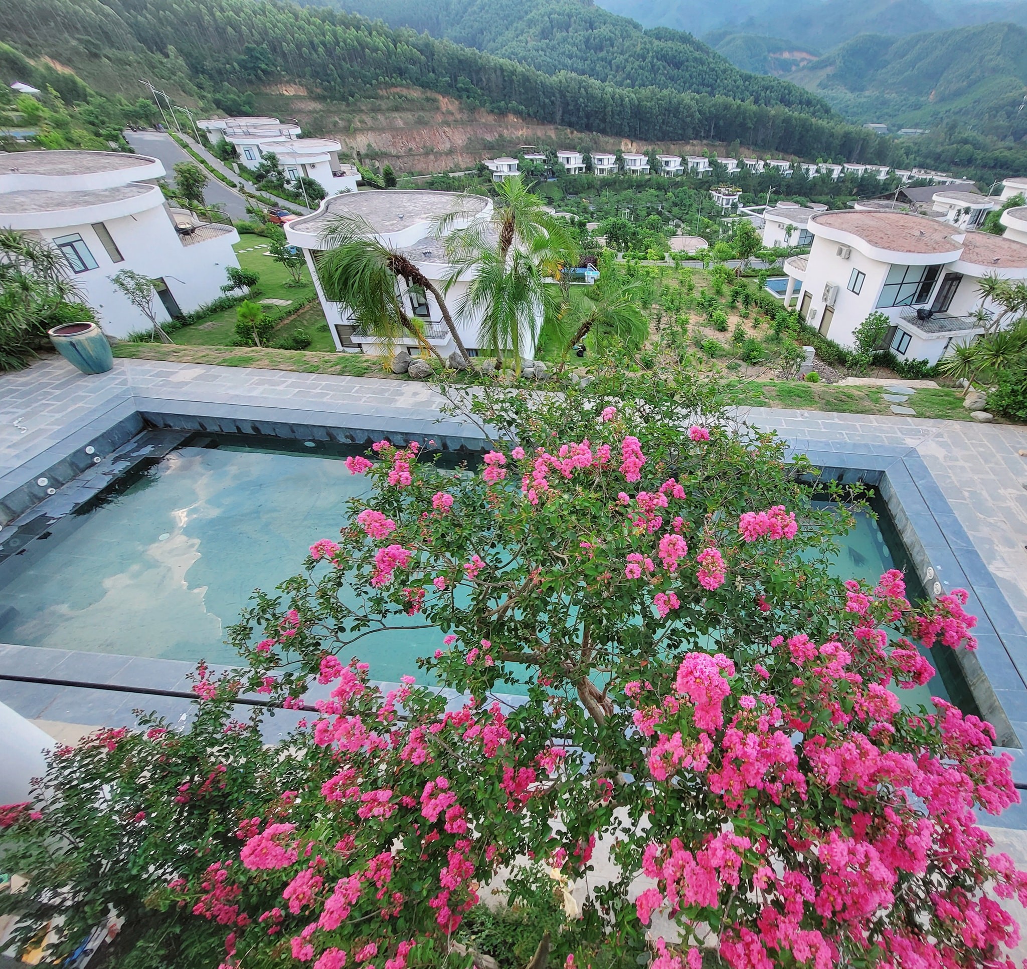 Vợ Mạnh Trường khoe biệt thự view núi đẹp như mơ, nhìn nội thất phòng khách ai cũng choáng ngợp - Ảnh 4 Vợ Mạnh Trường khoe biệt thự view núi đẹp như mơ, nhìn nội thất phòng khách ai cũng choáng ngợp - Ảnh 4