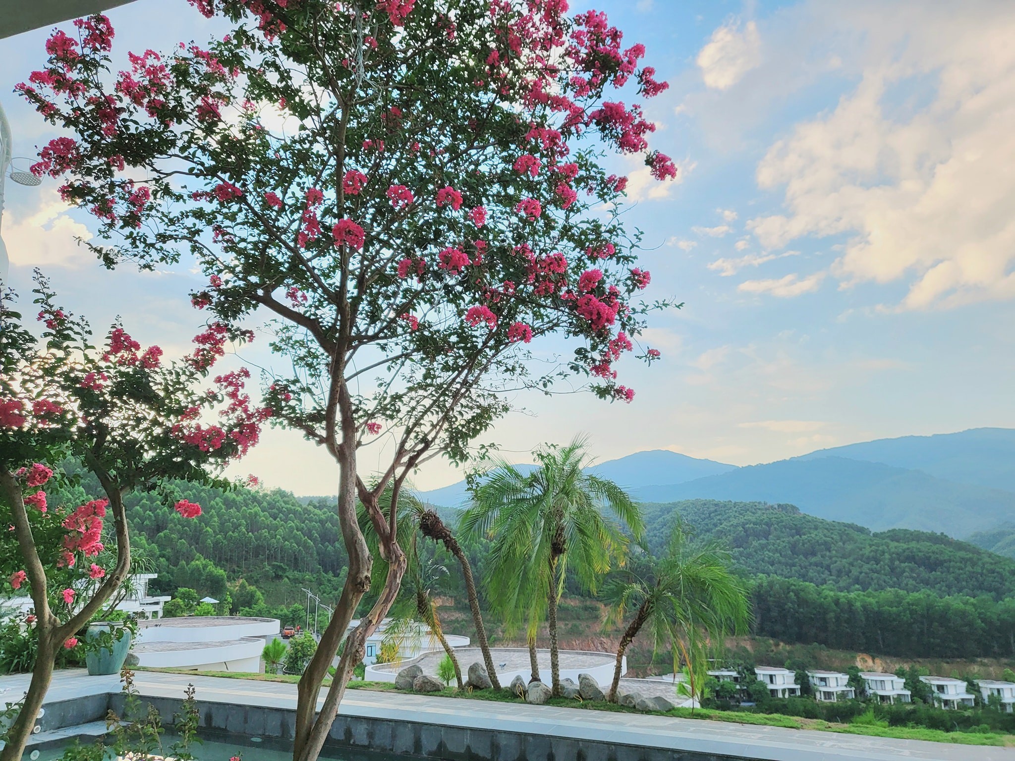 Vợ Mạnh Trường khoe biệt thự view núi đẹp như mơ, nhìn nội thất phòng khách ai cũng choáng ngợp - Ảnh 5 Vợ Mạnh Trường khoe biệt thự view núi đẹp như mơ, nhìn nội thất phòng khách ai cũng choáng ngợp - Ảnh 5