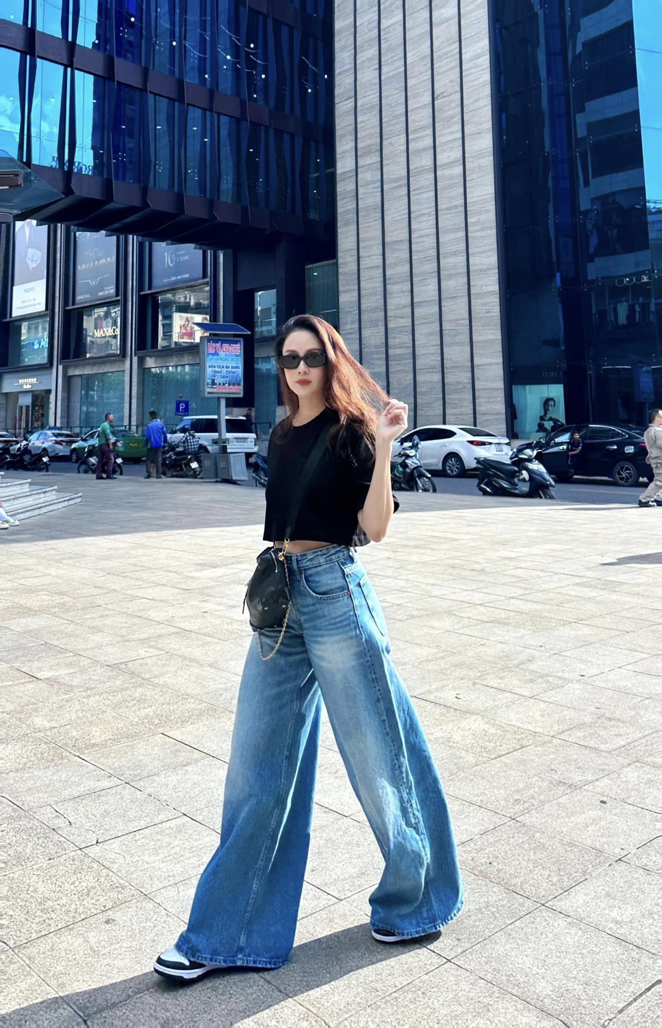 Phong cách ăn mặc của Hồng Diễm ngày càng trẻ trung. Ảnh: FBNV.