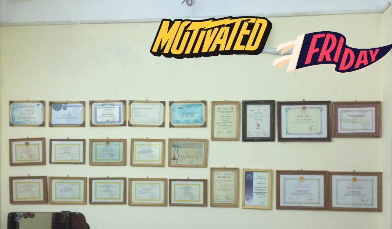 Shark Bình là học bá thời Đại học với loạt bằng khen treo đầy tường. Ảnh: FBNV.