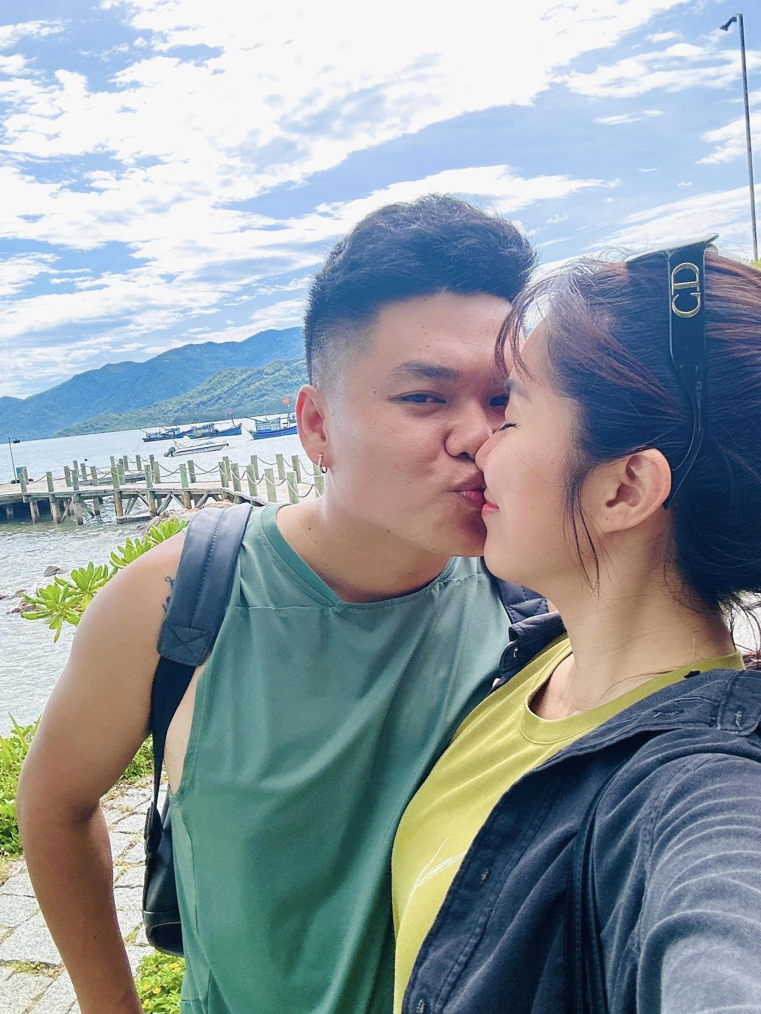 Nữ diễn viên Vbiz đăng ảnh 'khóa môi' chồng trẻ, dân mạng 'dậy sóng' với vòng 2 to bất thường - Ảnh 1