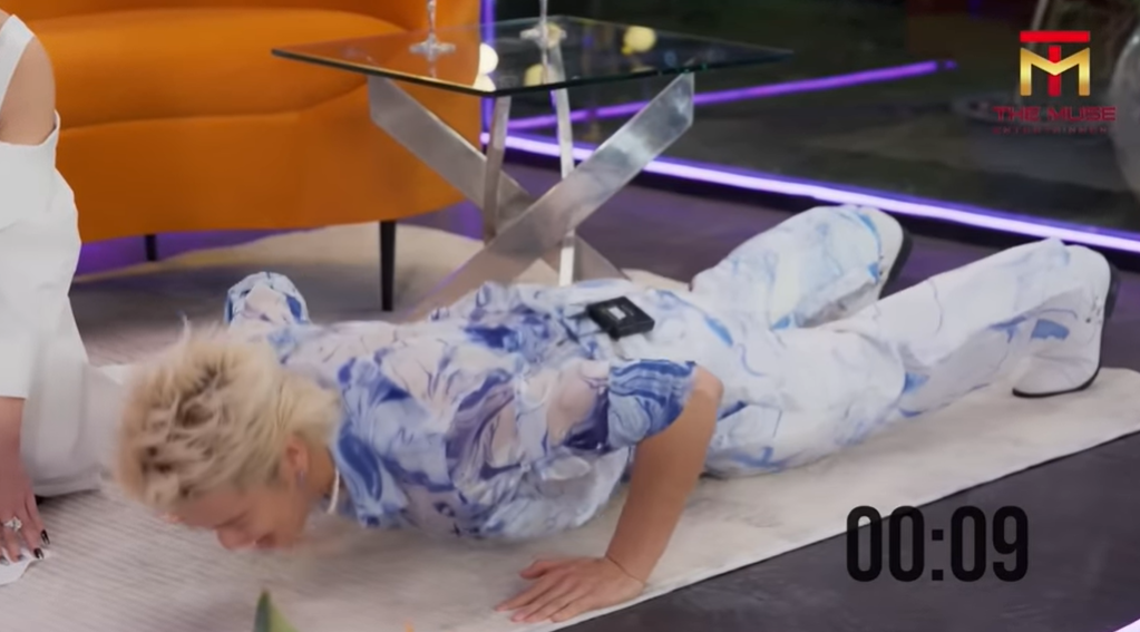 Trọng Hiếu chống đẩy ngay trên sân khấu, chia sẻ bí quyết vừa hát vừa nhảy cực sung.