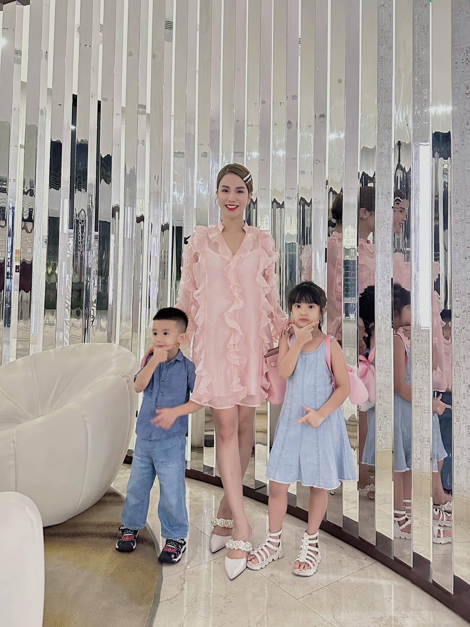 Diệp Lâm Anh hạnh phúc chơi đùa cùng 2 con, dân mạng nhìn mà xót xa - Ảnh 4