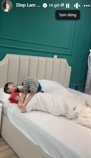 3 mẹ con vui đùa cùng nhau vô cùng hạnh phúc. 3 mẹ con vui đùa cùng nhau vô cùng hạnh phúc.