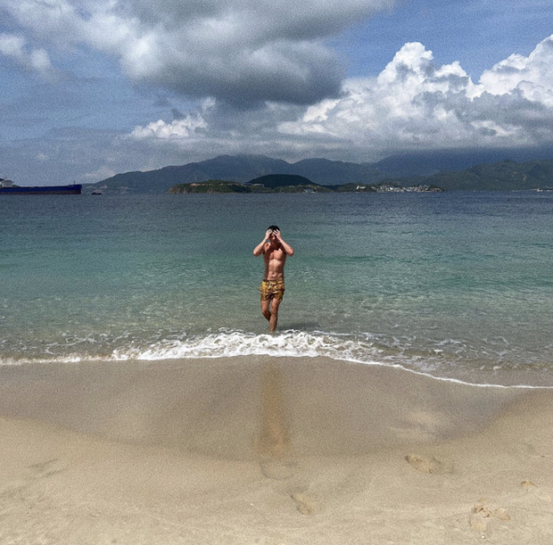 Bức ảnh check-in tại biển Nha Trang của Charlie Puth. Bức ảnh check-in tại biển Nha Trang của Charlie Puth.
