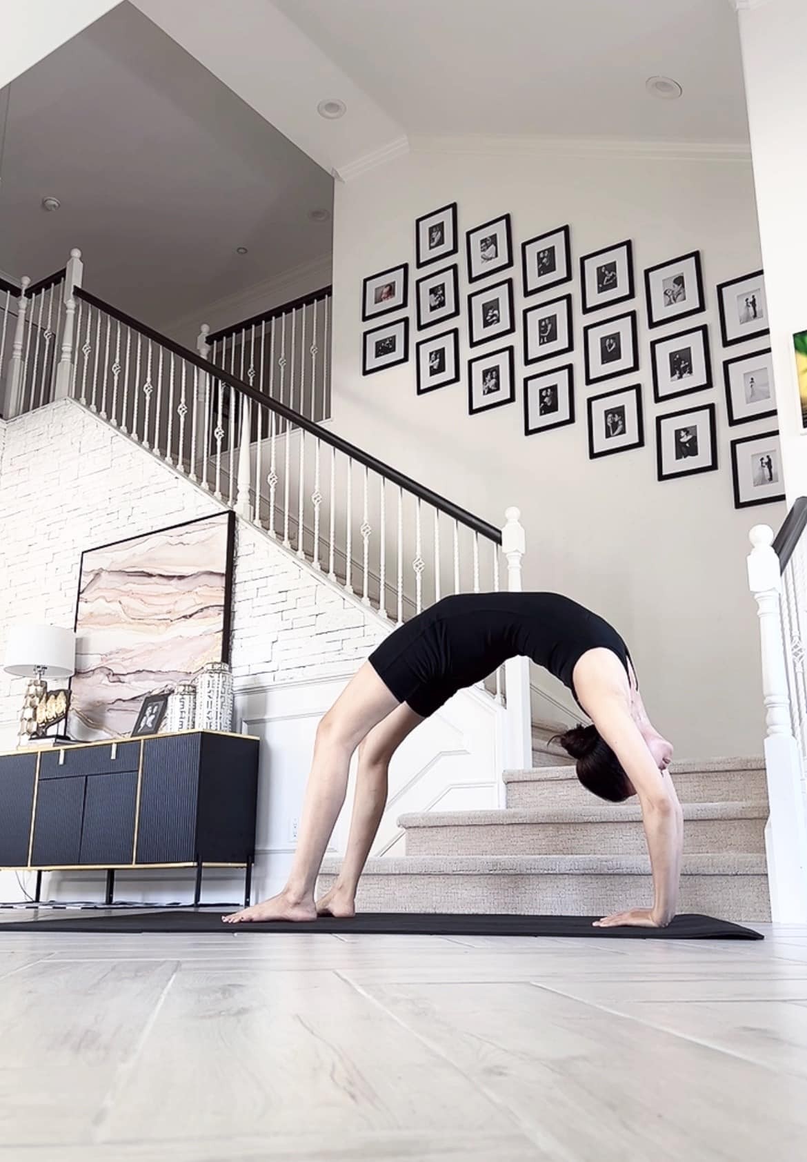 Phạm Hương tận tay chỉ dạy 2 cậu con trai môn thể thao quý tộc, biểu cảm cậu út gây chú ý - Ảnh 6