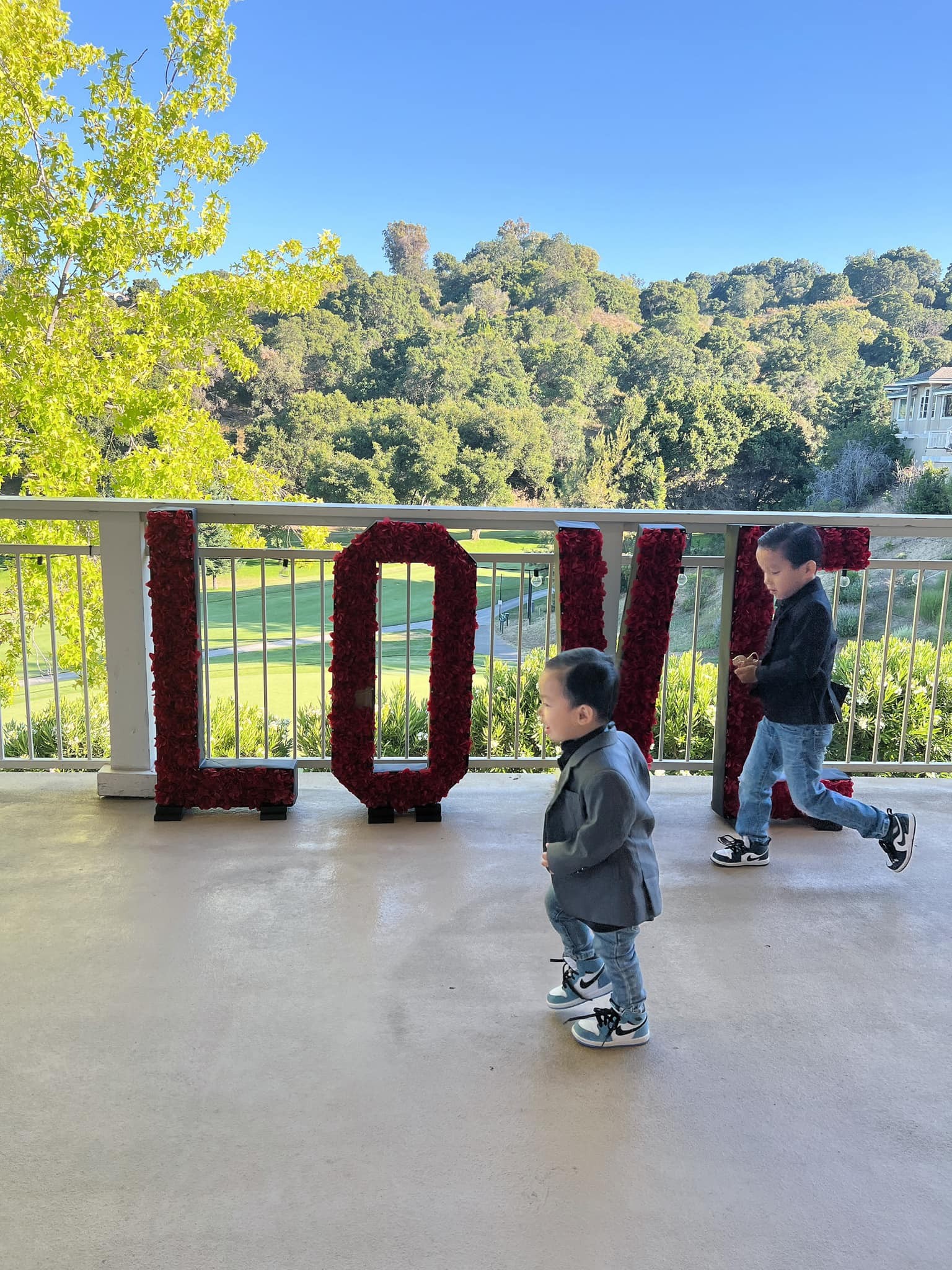 Phạm Hương tận tay chỉ dạy 2 cậu con trai môn thể thao quý tộc, biểu cảm cậu út gây chú ý - Ảnh 3