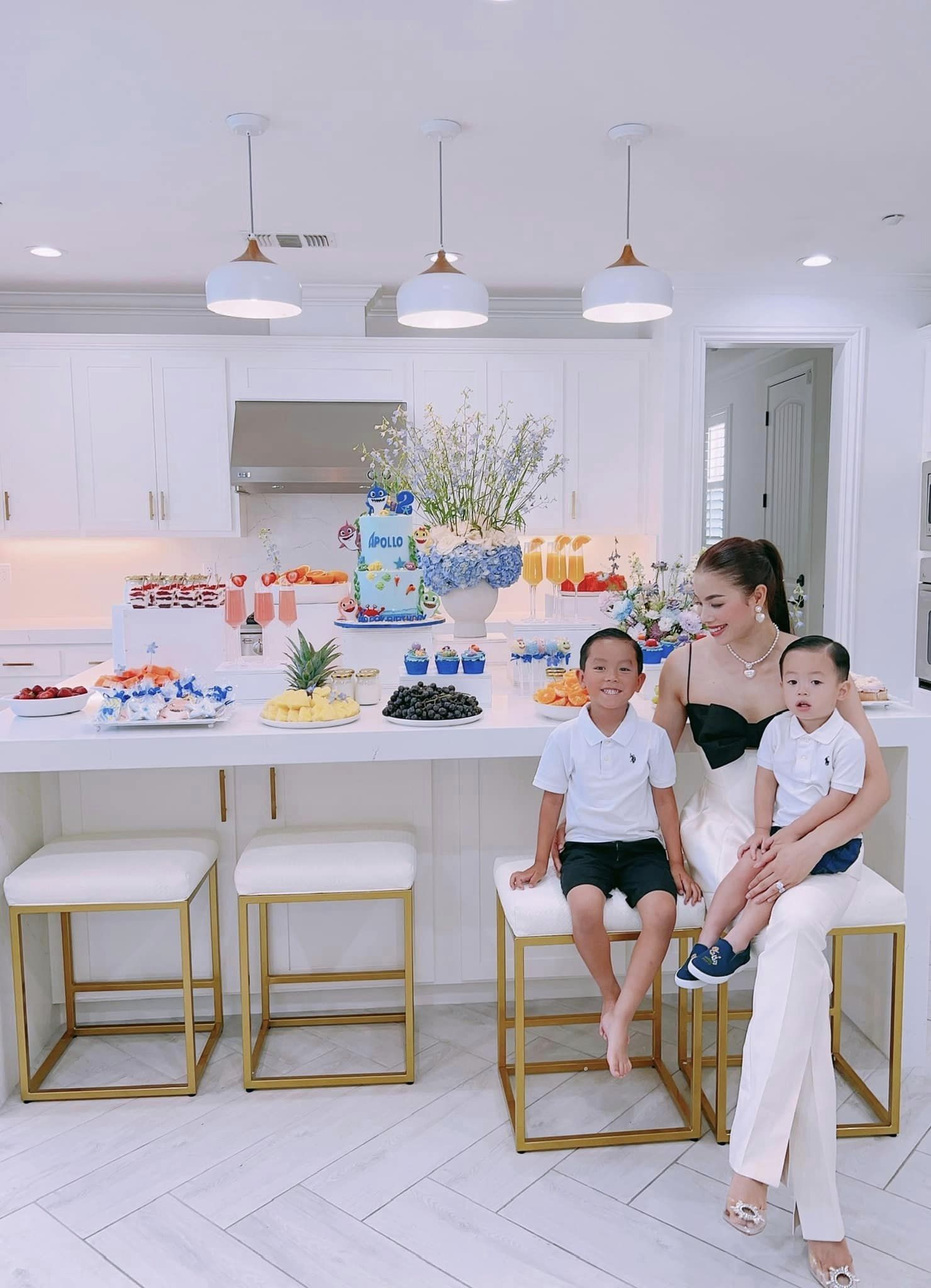 Phạm Hương tận tay chỉ dạy 2 cậu con trai môn thể thao quý tộc, biểu cảm cậu út gây chú ý - Ảnh 4