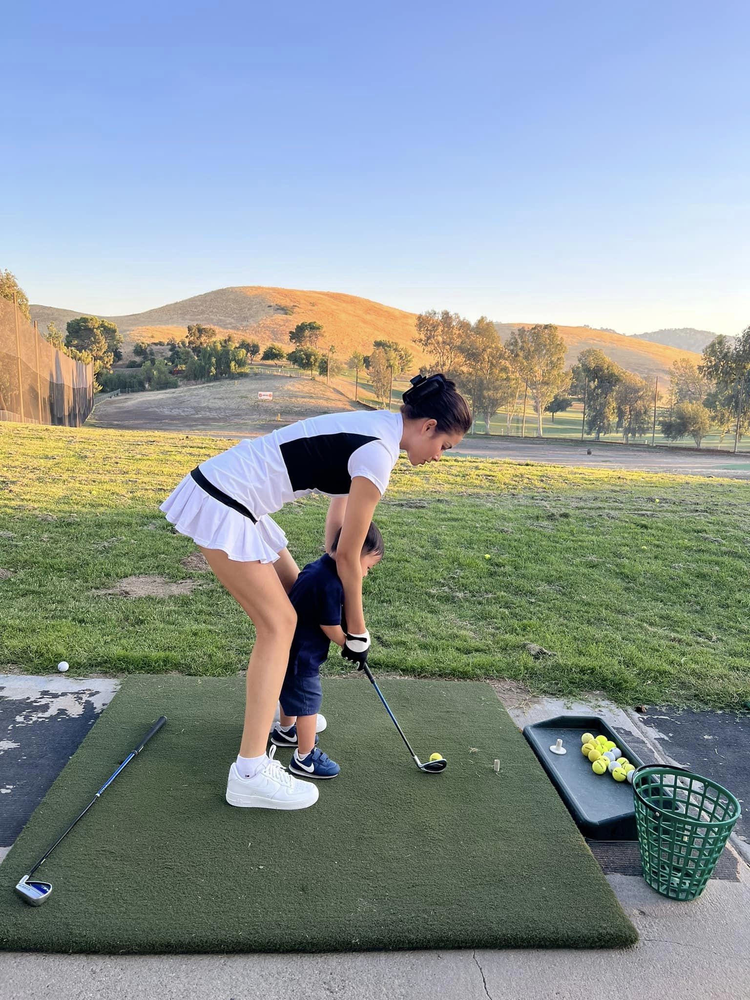 Phạm Hương hướng dẫn tận tay cho cậu út. Ảnh: FBNV