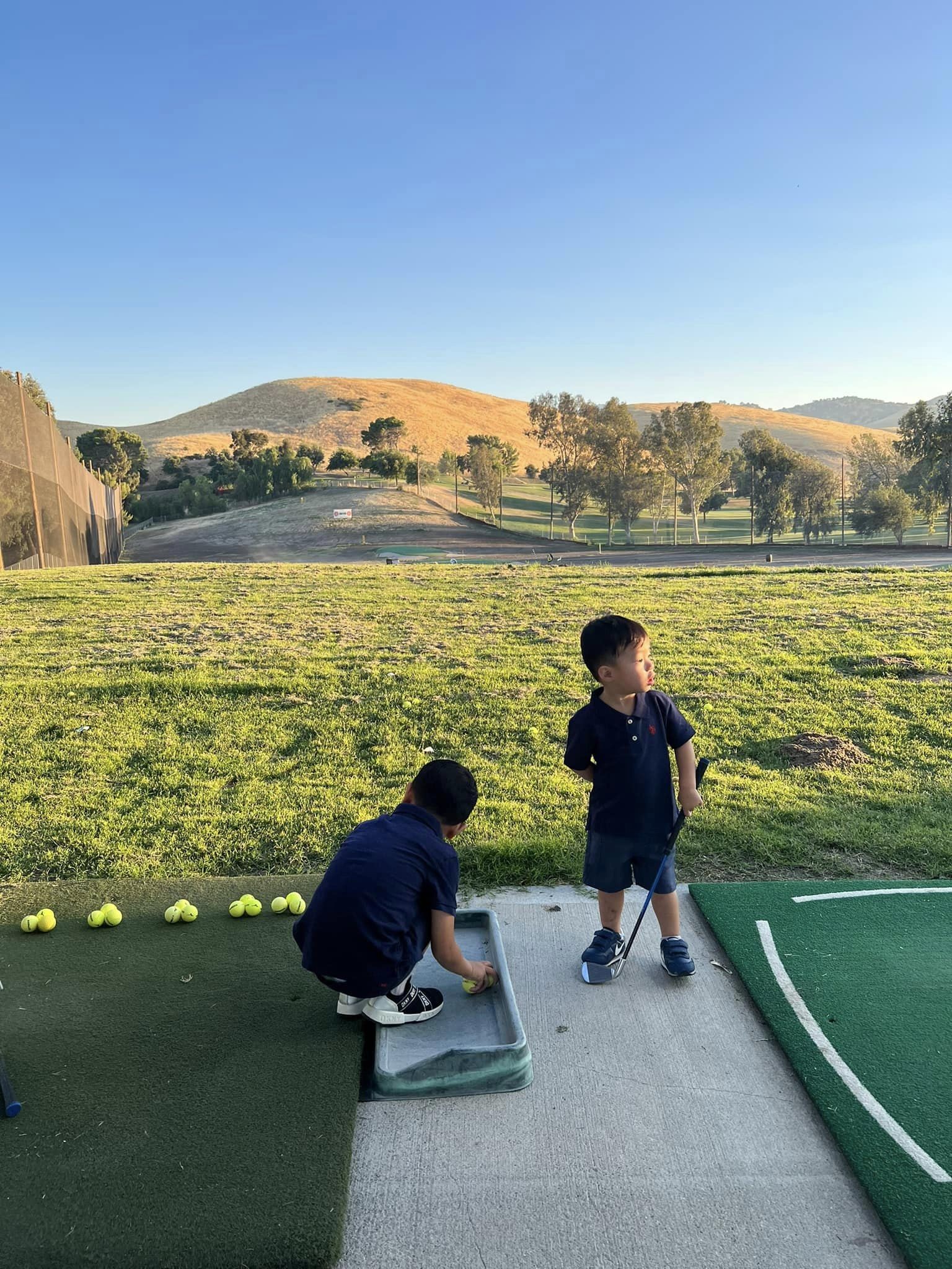 Trong khi anh cả tập trung thì cậu út lại hơi ngơ ngác. Ảnh: FBNV.