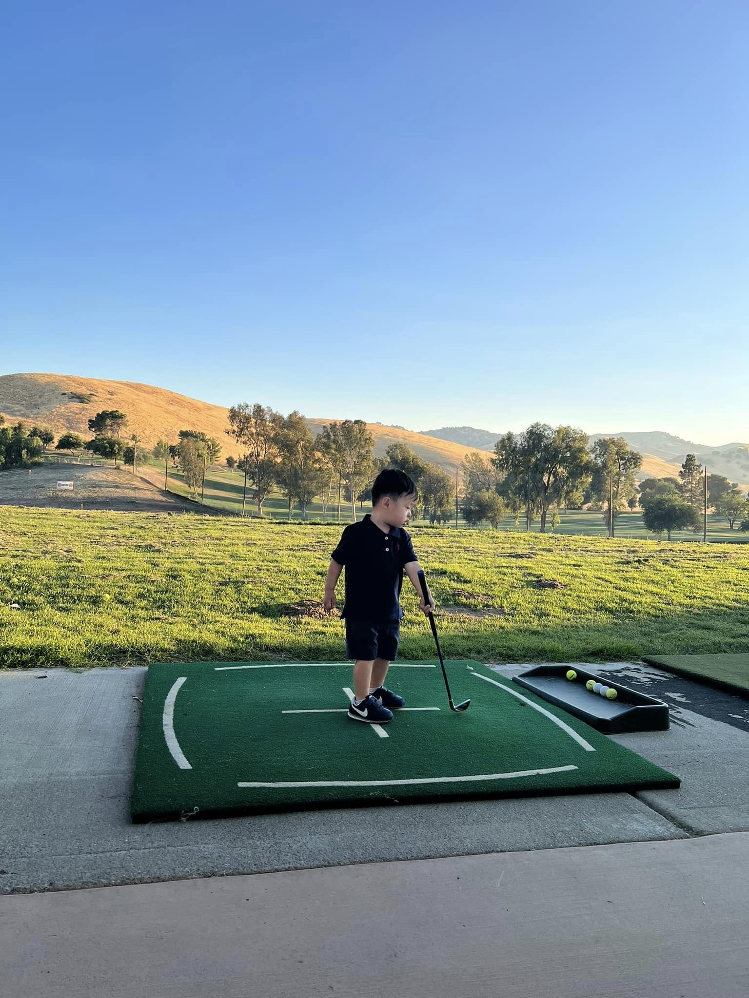 Phạm Hương tận tay chỉ dạy 2 cậu con trai môn thể thao quý tộc, biểu cảm cậu út gây chú ý - Ảnh 2