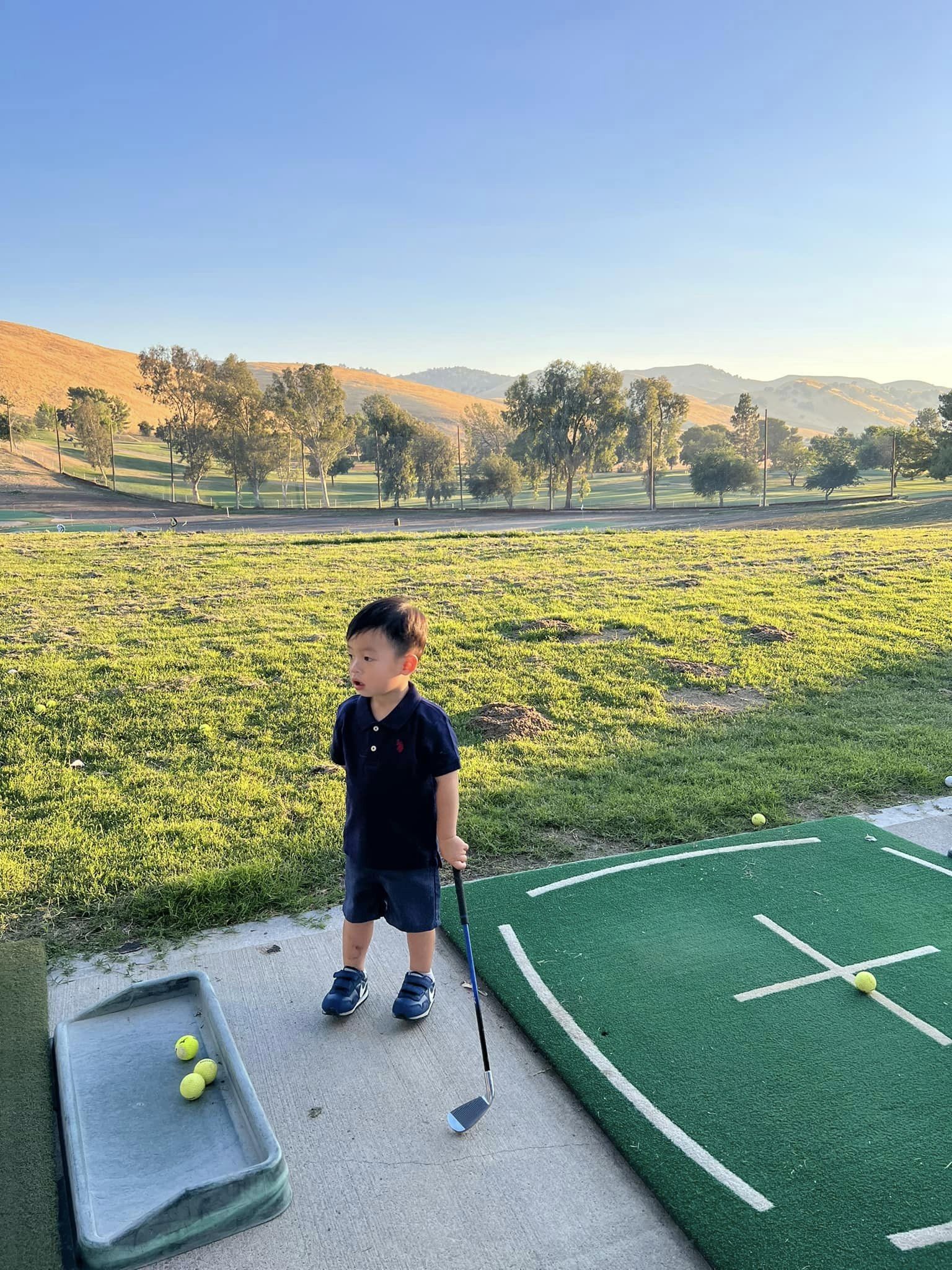 Phạm Hương tận tay chỉ dạy 2 cậu con trai môn thể thao quý tộc, biểu cảm cậu út gây chú ý - Ảnh 1