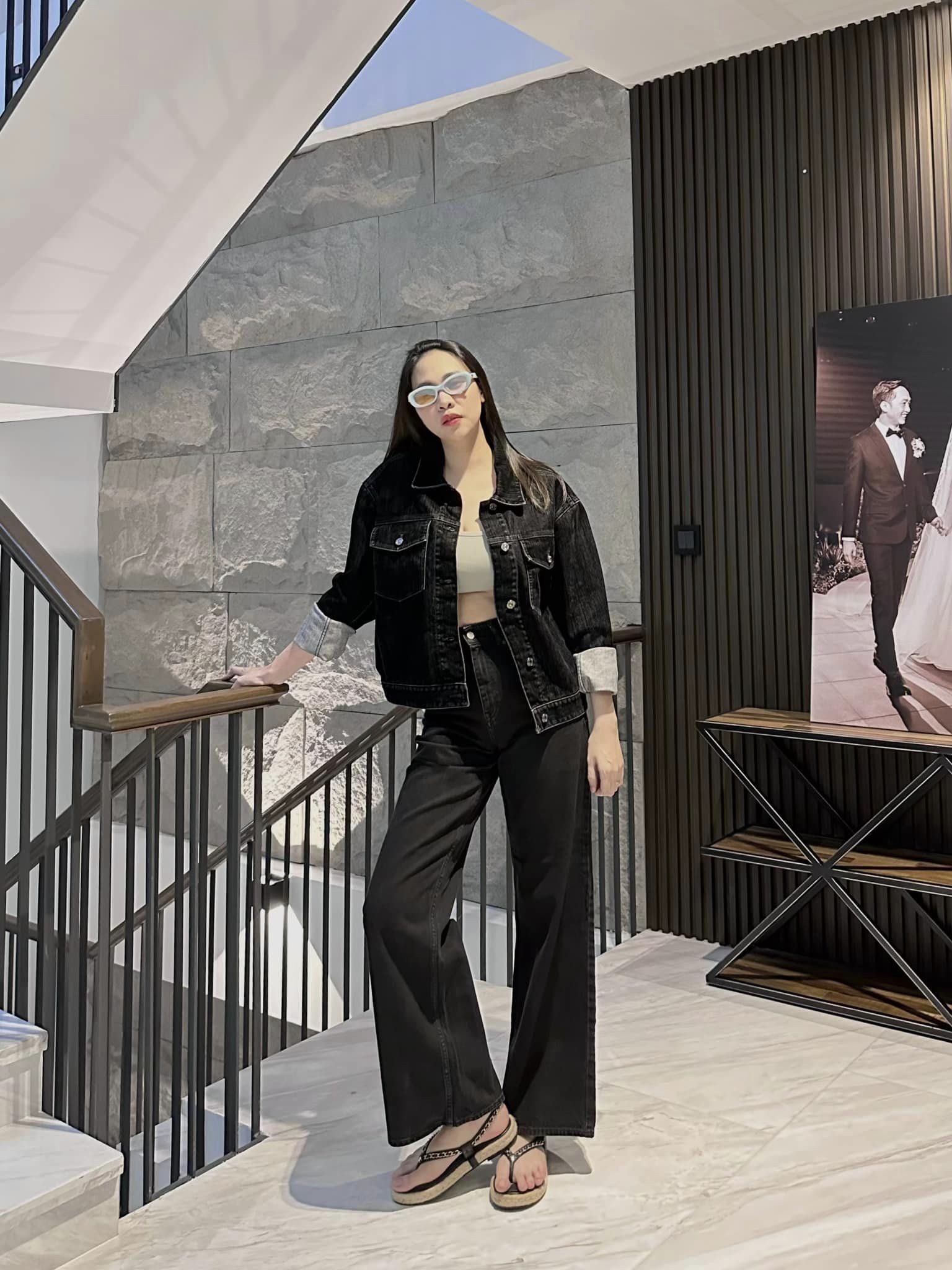 Cường Đô La đăng ảnh cả gia đình, vóc dáng ở nhà của Đàm Thu Trang khiến dân mạng đặt câu hỏi? - Ảnh 1