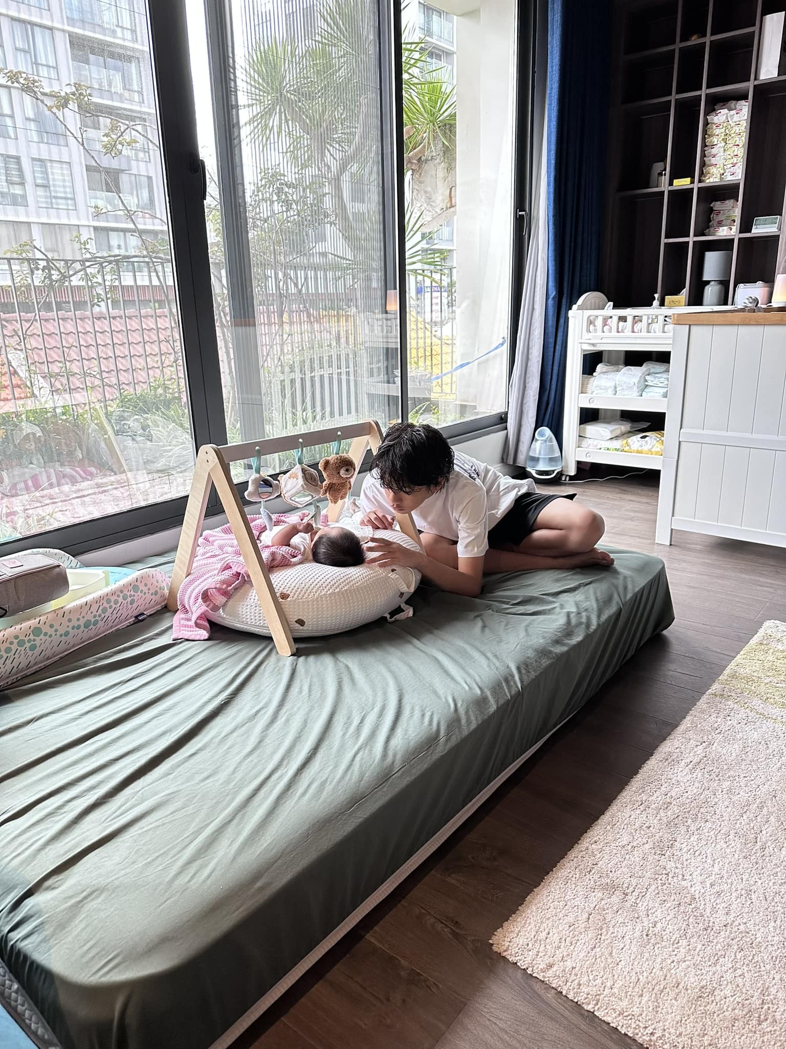 Subeo tỉ mẩn, nhẹ nhàng khi chơi cùng em bé. Ảnh: FBNV.