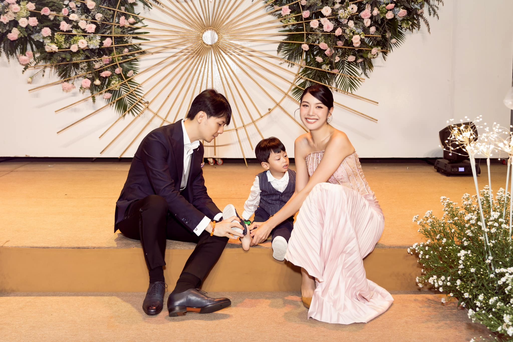 Bức ảnh gia đình của Á hậu Thúy Vân và doanh nhân Nhật Vũ. Ảnh: FBNV.