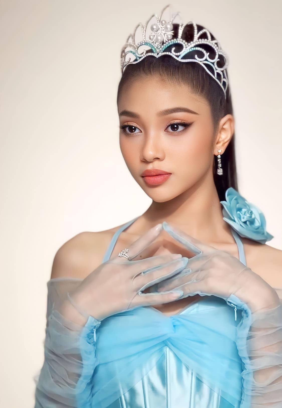 Ảnh hồi nhỏ của Á hậu Minh Kiên giúp cô thoát nghi vấn thẩm mỹ 1 điểm trên mặt - Ảnh 1