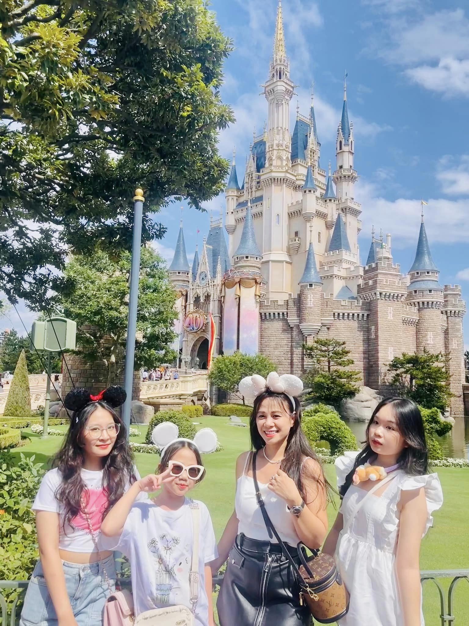 Bà Đào Lan Hương cùng các con trong chuyến du lịch tại Nhật Bản. Ảnh: FBNV.