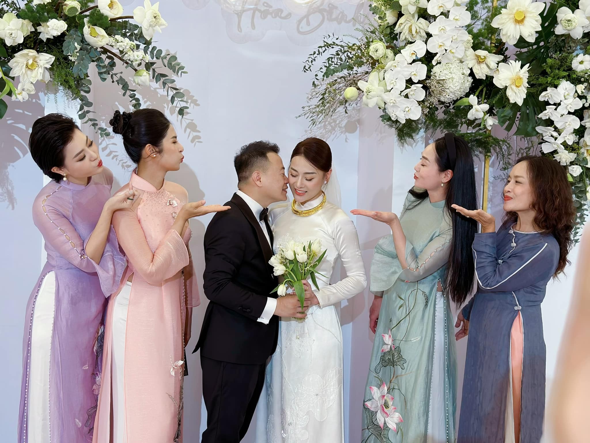 Hội bạn bè thân thiết của nữ diễn viên. Ảnh: FBNV.