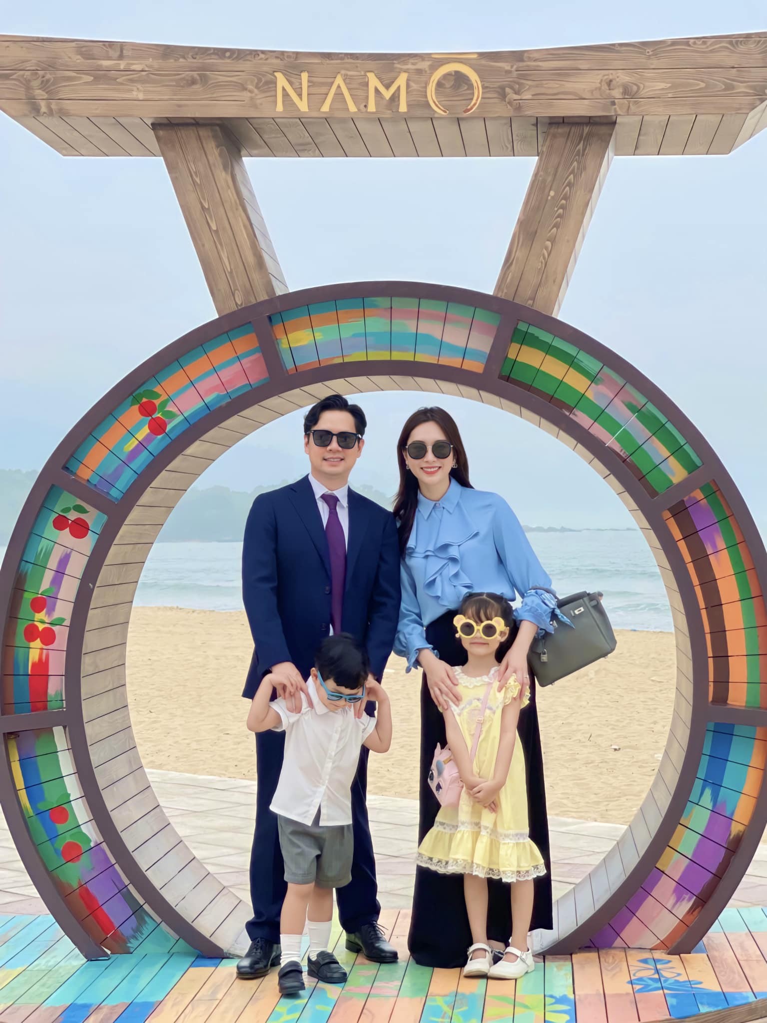 Cả gia đình nhà Hoa hậu. Ảnh: FBNV.