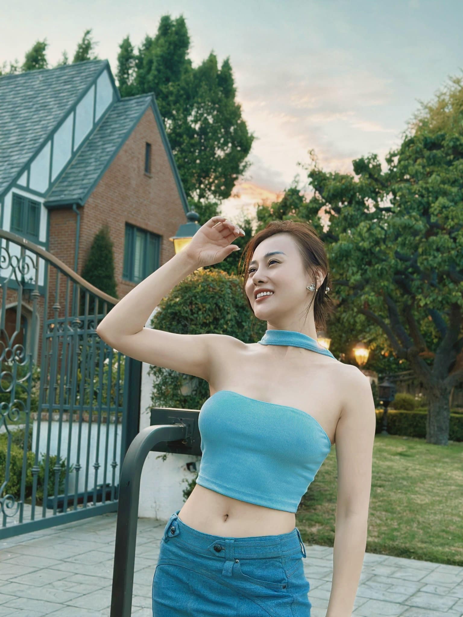 Phương Oanh khoe cận vòng eo con kiến, nói về thông tin có tin vui trong lễ đám hỏi. Ảnh: FBNV